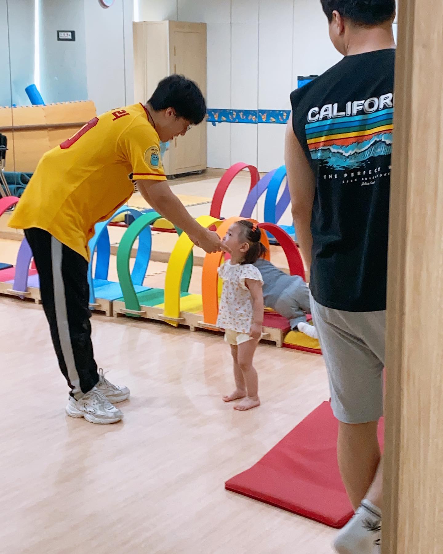 *
아빠랑 간 문화센터!
언니오빠들 따라서 열심히 수업 잘 참여하는 16개월 아기🍼
30개월 넘는 언니오빠들이 세번 할 때 
한번은 해내는 기특한 아기 ㅋㅋ🥰