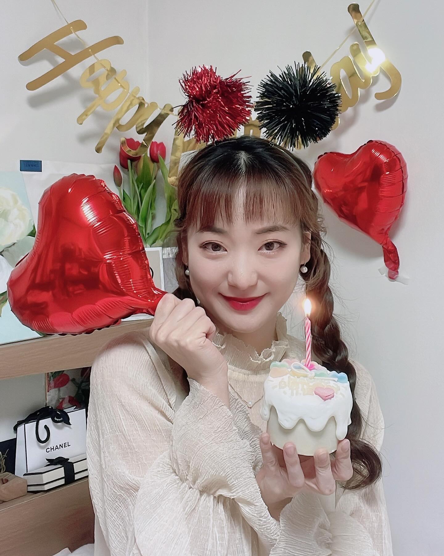 축하해주셔서 정말 고맙습니다❤️23.11.12

많은 말을 뒤로한 채 올해 생일도 무사히 잘 보냈고
저는 또 다른 모습으로 달려볼게요

무엇보다 주위분들 잘 챙기는 사람이 되겠습니다🔥
매해 어김없이 챙겨주시고 오랜만에 연락해주시는 분들 덕분에 따뜻한 생일 보냈어요🫶🏻

진짜 해가 갈 수록 감동은 배가 되어가네요ㅠ
더 성숙한 모습으로 감사한 마음 꼭 보답드릴게요🙏🏻
스릉흡니다❤️🎂🎉

P.s. 생일 보내는 모습은 막상막하....!!
최종은 낼 스토리에서 공개할게요! 꿀잠🥳