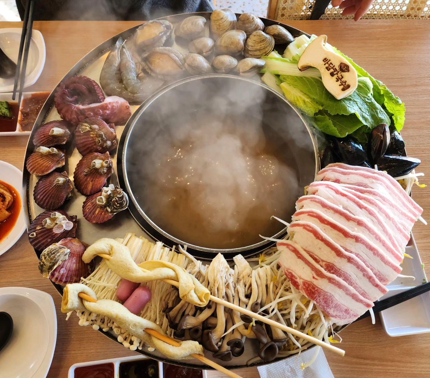 #바담칼국수_샤브샤브느낌칼국수맛있뜸 
#아점거하게먹어치우고🤢 #바다구경실컷했네❤️ 
#여기완전맛도리다 #또오고싶음💕🙋