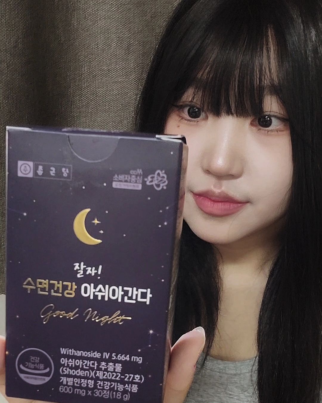 all.day.health #협찬
✰
✰
아쉬아간다라는 원료를 처음 들어봐서 이게 뭐지? 했는데 "항산화 성분을 비롯하여 항염증, 면역 강화, 소화 개선, 스트레스 관리 등 다양한 생리학적 효과를 포함한다." 라고 하더라고요! 
특히 최근에 중간고사를 끝마친 대학생분들!! 스트레스에서 비롯된 불면증세를 겪는 분들이 많으실텐데 아쉬아간다 추출물이 100% 함유된 [잘자! 수면건강 아쉬아간다]가 도움 되실 거에요💪💪
✯
이 외에도 미국산 마그네슘, 독일산 비타민B6, 폴란드산 타트체리가 들어가서 현대인들이 놓치기 쉬운 영양도 쏙쏙 챙겨준다고 해요!!
🌌
실제로 저는 10년 가까이 불면증을 겪어서 전문 기관에서 치료를 받은 적도 있고, 처방 수면제를 먹어야만 잘 수 있었던 적도 있어요.
지금은 치료를 중지하고 나아지는 중이지만 시험기간이나 극도로 긴장한 상태에 놓이면 종종 수면유도제라도 구해서 먹었었지만 이전에 먹어온 강한 수면제에 적응해서인지 나른한 기분조차도 안 들더라고요ㅜㅜ
✯
하지만 이 제품은 자연유래 성분을 사용해서인지 몸에 긴장을 풀어주고 목욕탕에서 막 나온 것 같은 노곤노곤한 느낌을 줬어요!
🌌
수험 스트레스로 잠 못 자는 수험생분들, 시험 때문에 밤낮 바뀐 대학생분들, 사회생활에 지쳐 편하게 자기 힘든 사회초년생분들께 추천드리고 싶은 제품이에요💤💤
✯
저랑 같이 푹 자고 개운하게 활기찬 하루 보내요\⁠(⁠ϋ⁠)⁠/⁠♩
.
.
.

#광고 #수면영양제 #아쉬아간다 #아슈와간다 #아쉬와간다 #잠못잘때 #잠못드는밤 #수면부족 #수면보조제