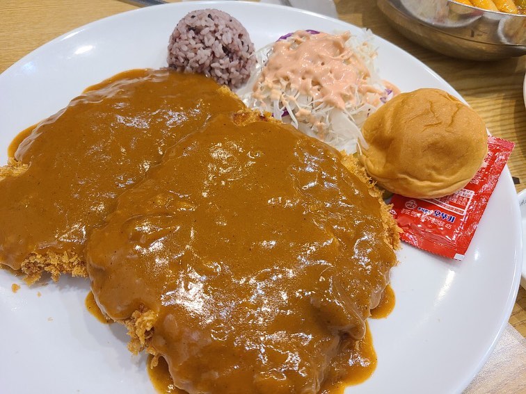 #금화왕돈까스 #쫄비빔만두 
가성비최고 맛도 최고
자주가는 식당 👍🏻👍🏻