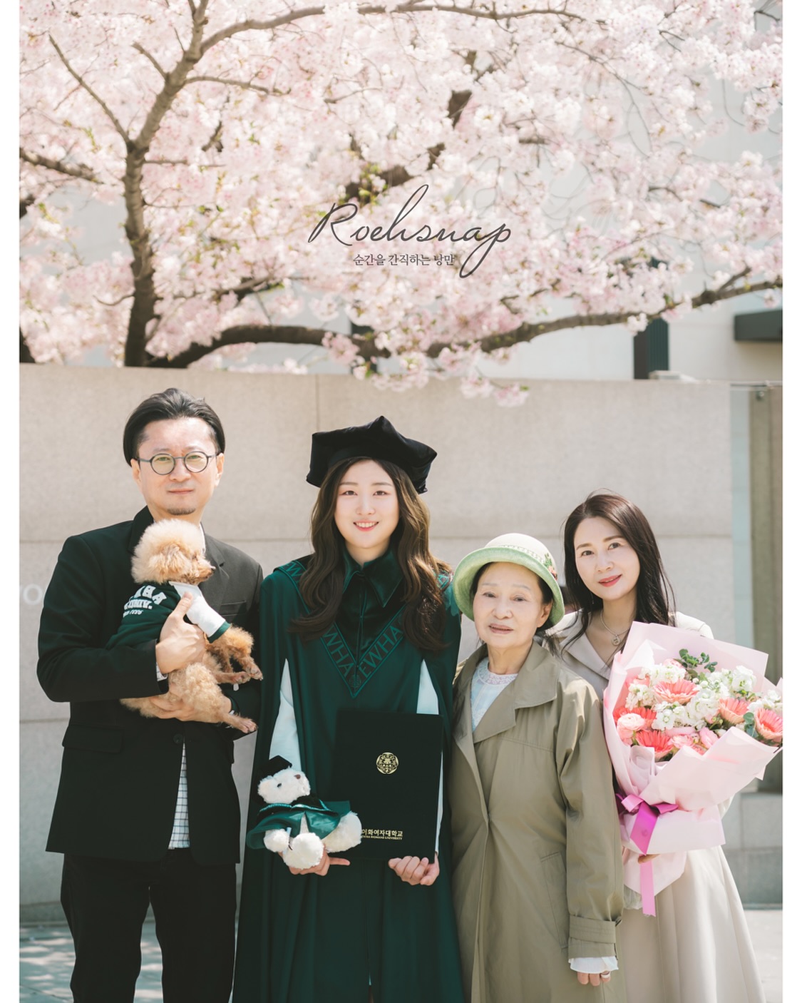 사랑하는 사람들과의 추억을 
기록하는 일은
참 행복한 일인것 같아요~🤍🩷🤍

벚꽃과 함께라서 더 좋았던 이날🌸

#이대졸업사진
#벚꽃스냅
#가족사진