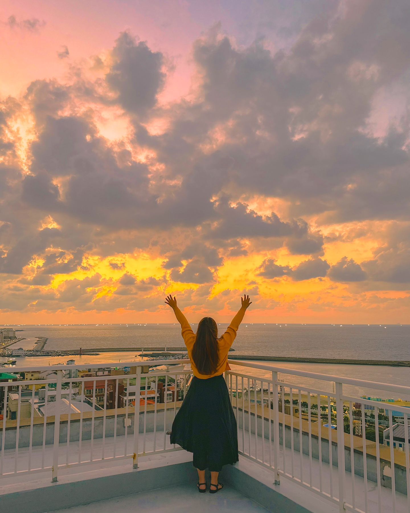 제주시내 가성비 파노라마 오션뷰 호텔추천🤍
#숙소제공 Panoramic Port Sea View in Jeju🤍

내려간 기온과 함께 가을 분위기가 완연한 요즘이죠🍂
제주 오션뷰를 파노라마로 만날 수 있는 제주항 인근
노을 감성 가득한 ‘심스호텔’을 소개드려요☺️

🏨 [제주] 심스호텔 Sims Hotel
✅ 체크인 15:00 체크아웃 11:00
🌼 디럭스트윈 오션뷰
📷 인스타그램 숙박인증, 루프탑벽화 이벤트 등
☕️ 1층 보타닉 카페 🚙 투숙객 전용 주차장

제주도의 경우 감성숙소부터 5성급 호텔까지
숙소의 종류가 정말 다양해서 여행에 스타일에
맞춰서 고르곤 하는데요👒

심스호텔의 경우 제주항부터 탑동까지
탁 트인 오션뷰 더블룸을 6만원대에 예약할 수 있는
어마무시한 가성비를 가지고 있는 3성급 호텔이라서
꼭 추천드리고 싶어요🫶🏻
(네이버 예약으로 2박이상 예약 시 5천원 추가 할인 
이벤트도 하고 있어요!!)

거기에다가 루프탑으로 걸어올라가면 객실에서와는
차원이 다른 360도의 제주시 풍경을 만날 수도 있어요!!
저는 일부러 노을지는 시간대에 올라갔는데요🌅
아무도 없는 옥상에서 정말 여유롭고 편하게
감성가득 매직아워를 즐겼어요☺️

1층에는 편안한 로비와 보타닉 감성 카페 공간도 있어서
여행 중 편하게 쉬기에도 좋더라구요🛋️

다음 제주여행은 뷰도 좋고 맛집도 많은 제주항 인근
호텔 어떠세요?🫶🏻

📍Jeju, Korea 🇰🇷
▪️제주 제주시 임항로 249 심스호텔 SIMS HOTEL
▪️www.jejusimshotel.com

#심스호텔 #제주호텔 #제주숙박 #제주항 #건입동 #제주여행 #제주도호텔 #제주공항근처숙소 #jejuhotel 

Copyright (C) ⓒ by travelwithsera .
All pictures cannot be copied without permission.