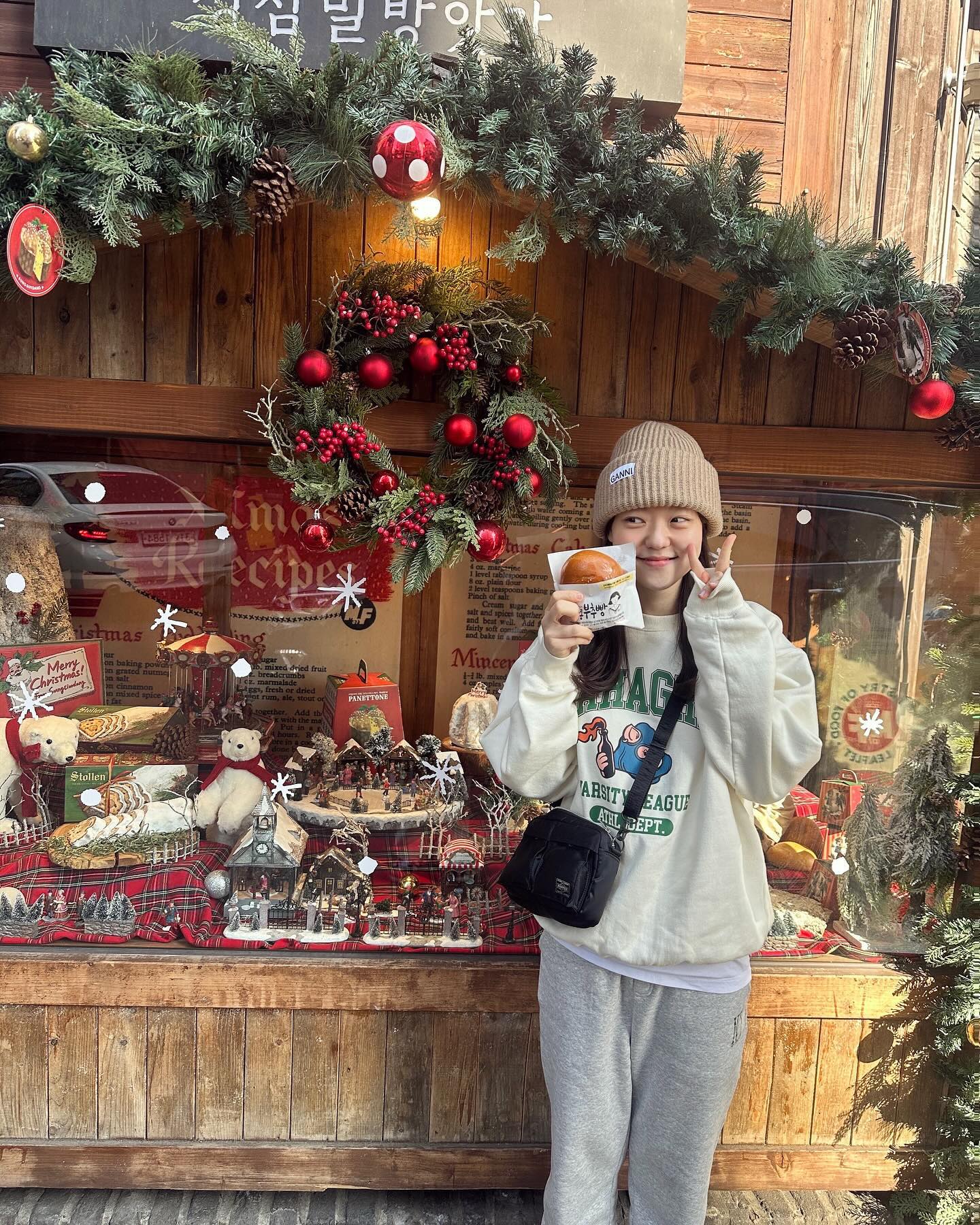 🥐빵수니 #성심당본점 오픈런성공✌️

갓나온 따끈 #부추빵 #초코소보루 먹고우러따💦
빵값만 78,000원 실화냥,,,ㅋ

근데 왜 줄서는지 알 것 같아요.
자세한 메뉴소개 곰방써볼게요👀!