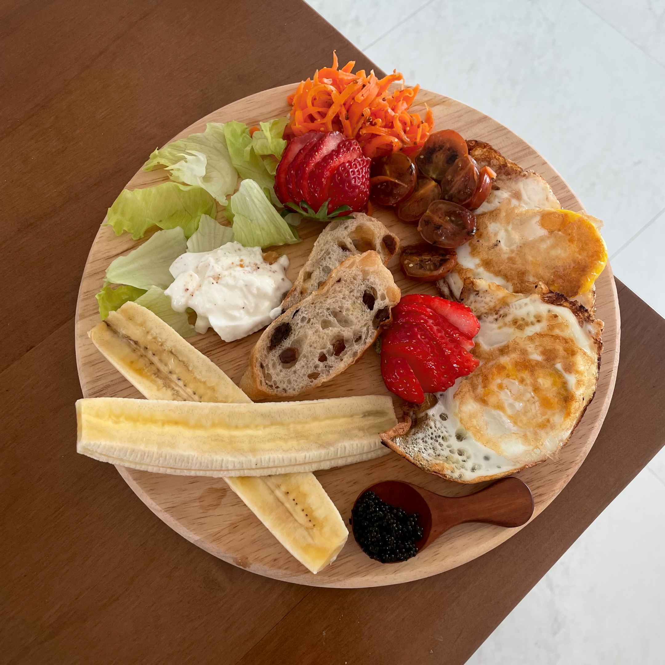 ✨ 아침 식단

양상추
부라타 치즈 + 올리브오일 + 후추
통밀빵 🥖
당근라페 🥕
구운 방울토마토
딸기 🍓
계란후라이
캐비어
바나나 🍌

당근라페 처음만들어봤는데 너무 맛있다..
진짜 상큼한 피클먹는 맛이어서 자주먹을것같다,,🥕

방울토마토도 구워먹으니까 색다르고 식단이 아니라
예쁜 브런치먹은 기분...🍅🌸

 #클린식단 #다이어터 #다이어트 #다이어트식단 #헬스타그램 #도시락 #식단추천 #다이어트간식  #유지어터 #식단일기 #식단관리 #다이어터소통 #식단공유 #다이어트소통 #다이어트레시피 #유지어터식단  #오늘식단 #운동소통 #건강식단 #건강식 #식단기록 #다이어트도시락 #도시락식단 #도시락다이어트