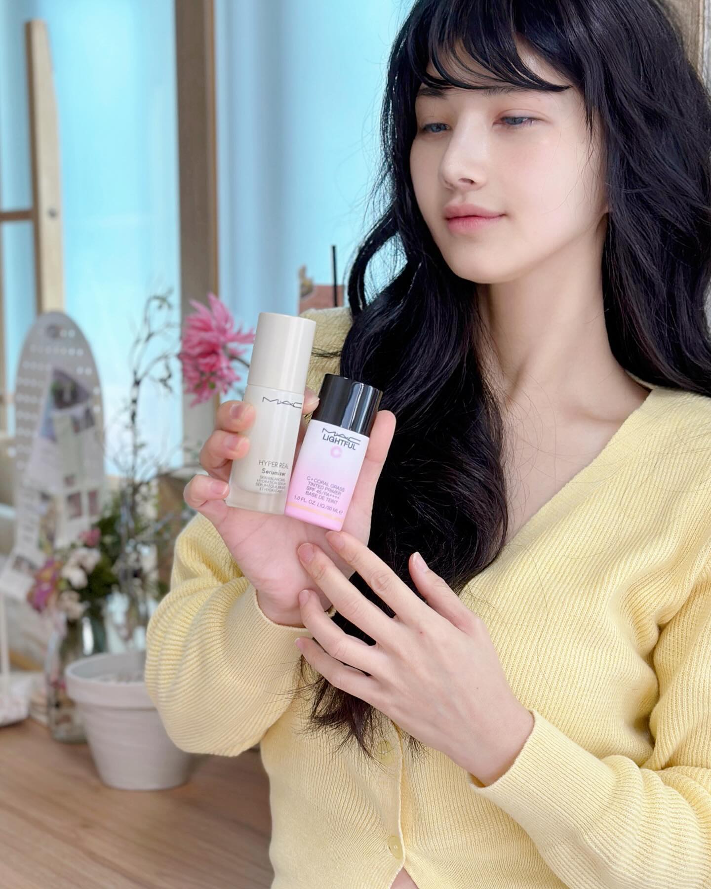 #제품제공 maccosmeticskorea
⠀
✌️단 두가지 스텝으로 피부 톤과 결을 정돈해주는
#맥톤결케어 시너지 루틴을 소개해요!
⠀
🌷갓 피어난 꽃잎처럼 매끈하고 투명한 광채 피부를 표현해주는
맥 스킨케어 & 베이스 루틴!
⠀
▪️맥 하이퍼리얼세러마이저는 세럼과 모이스처라이저의 하이브리드 제형으로
탄탄한 피부 장벽과 매끈한 피부 결 케어를 해주고
⠀
▪️로즈 톤업 베이스는 화사하게 빛나는 톤업 수분 수분 광채 피부에 UV 차단 기능까지
바쁜 아침시간 복잡한 루틴 없이 초간단하게
매끈하고 예쁜 광이 나는 피부를 연출해준다구요~
⠀
투명하고 매끈한 피부에 은은한 광채를 경험해보고싶다면
갓벽 맥 톤결케오 듀오로 케어해봐요!💋
⠀
⠀
#하이퍼리얼세러마이저 #로즈톤업베이스 #꽃결세럼 #꽃광베이스 #맥 #MAC #스킨케어추천 #맥꽃결듀오 #맥스킨케어 #싱글즈 #인품사