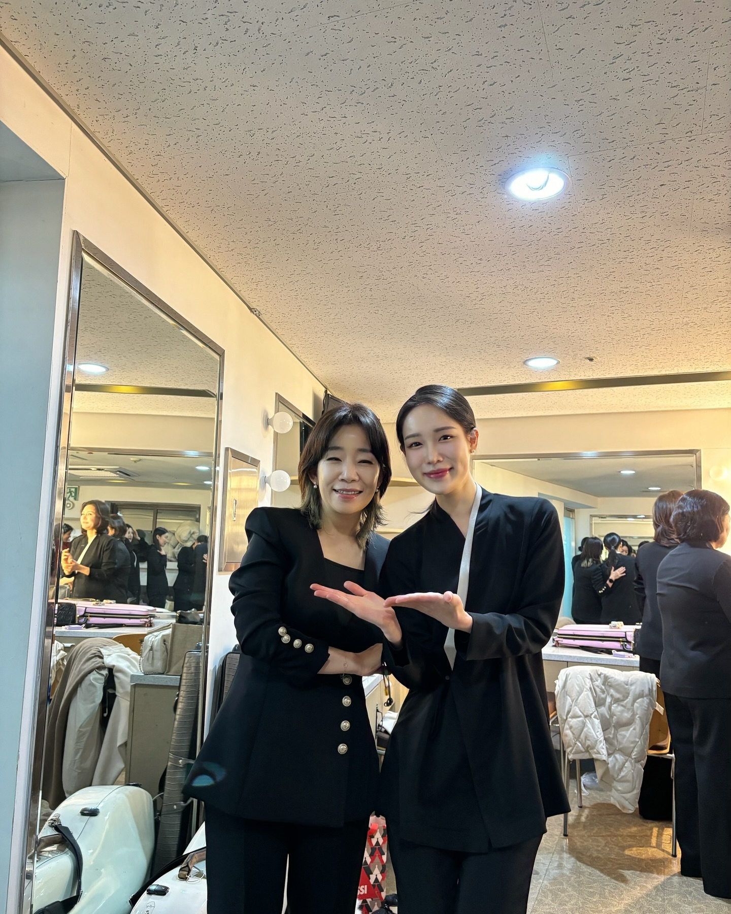 ☃️🤍
너무나 따뜻-하시고 아름다우신 김문정 선생님과💛
같이 무대할 수 있어서 정말루 영광이었습니다 ,,😍
뮤지컬 더 많이 보러다닐게요 선생님~~💕
.
.
#윈터콘서트 #국립극장 #김문정감독님