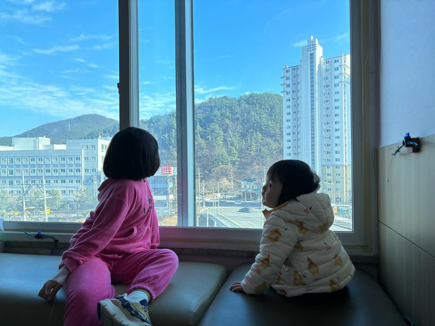 #삼남매 #헬육아

12월 13일 ~ 14일

이틀동안 나 좀 힘들어쩌 
학교 전화를 못받는 바람에
아들래미 들처 업고 택시타고 칠원에 날아가서
서여니 데리고 다시 택시타고 서울아동으로 날아갔다

서여니 고열 + 염증수치 6
독감아님
엄빠 예민모드

그 날 저녁 서진이 고열 교차복용해도 38도 
염증수치 0.6 해열주사 맞고 수액때려붓고
간김에 누님도 수액 한대 더 놔달라하고
염증은 4로 떨어졌다.....

수액 이틀내리 맞으러 갔더니
두 남매들 열은 다 내렸고
남은건 애미의 눈아래 다크서클뿐

12kg를 안고 이틀내내 달렸으니
애비가 마사지를 해주는데 
등에서 우두두두둑 소리가 절로난다
하면서도 잔소리를 따발총으로 와다다다다 

큰 누님과 막뚱씨는 독감은 아닌데
무슨 바이러스를 데려온게냐
큰누님은 당분간 학교도 방과후도 올스탑

이틀을 결석해도 학교에선 연락한통없는 현실
또 생각이 많아지다가 그게 무슨 소용이냐 싶고

지금 중요한건 다 필요없고
일단 그 핏기 잃은 얼굴부터 되돌리자.... 🥹
수치가 정상을 찍으려고 하면
이렇게 꼭 아프더라

아프지마 삼남매
건강해라 
그것이 니들이 할 일.

#육아 #바람잘날없는 #삼남매육아 #힘들어도 #힘들지않다 
#열내렸음됐다 #입원안했음됐다 
#엄마는강하고 #미진이는더강하고 
#그렇다 #tmi쩐다 #이런엄마어때