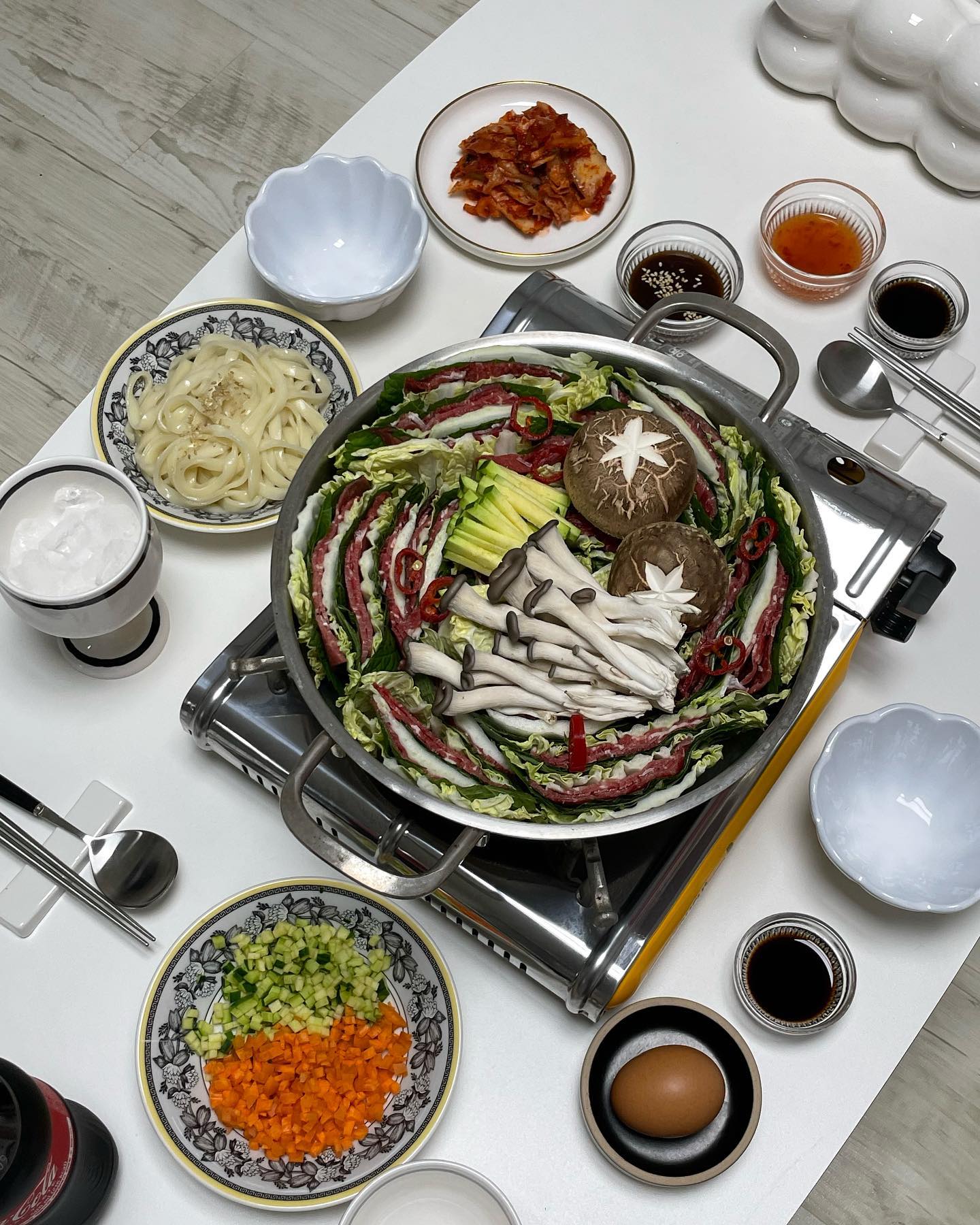 집들이 음식은 역시
#밀푀유나베 🍲
친구가 준비한 꽃 한아름
화병에 담아 놓으니 너무 예뻐요💛