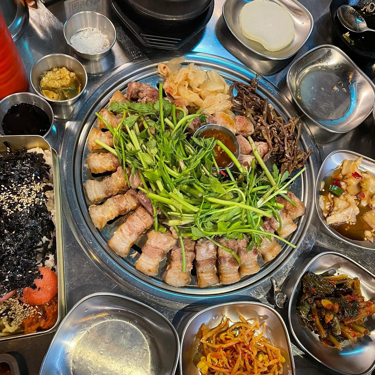 #삼굽살 #삼굽살안락점 #협찬 

삼굽살 입구부터 설레는 문구
어묵탕과 비빔면이 기본 제공이라고요?!!
어묵탕은 미니 어묵탕이면 그럴 수 있다고 생각했는데 비빔면이 기본이라니?!!
입장부터 두근두근 설레❤️

삼겹살로 테두리를 감싸고
안쪽은 목살로 가득 채우며,
마무리도 미나리를 소복하게 올린 자태👏👏👏
직원분이 정성스럽게 초벌 해준 삼겹살을
살짝 더 익히며 내 입속으로 직행만 태워주면 되는 코스 너무 좋아요💗

수제반찬 맛집이라는 소문 듣고 왔는데, 
고기랑 같이 먹을 기본 찬들이 너무 맛있었어요
특히 고사리와 갓김치👍
고사리 어떻게 무치신 건지??
간이 딱 잘 맞더라고요!
갓김치는 진짜 시~원하니, 갓!

📍 부산 동래구 안남로 75, 1층

#안락동맛집 #안락역맛집 #온천천맛집 #온천천고깃집 #선팔맞팔 #먹팔