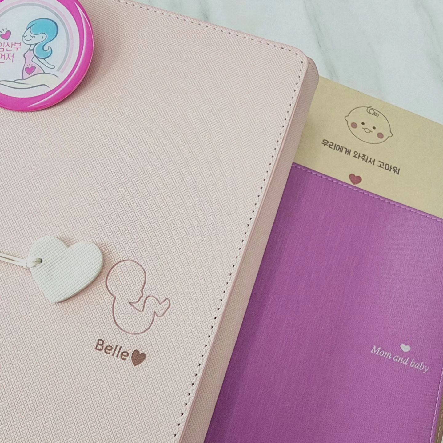 #임밍아웃 엄마가됬어요🤰💖

결혼하고 1년후 2세계획 갖자마자 한방에 찾아와준 아기천사 😇 

한 겨울에 만나 어느덧 봄 🌸
그동안 입덧과 호르몬노예 이벤트들 때문에 시간이 어떻게 지나갔는지 모르겠다
아프고 힘들었지만 우리벨르가 잘커줘서 나의 아픔이 또 다른 행복으로 채워진다 이게 엄마맘인건가😂 

나만큼 소중하고 모든것을 주어도 아깝지않은
내새끼를 뱃속에 품고있는 매일이 감사하다❤

임신하고 집안일을 파업하게된 나 
내 손과 발이 되어주며 옆에서 같이 아파하고 웃어주는 우리남편 💖💖 먹고픈게 많은 와이프라서 힘들텐데 어떻게든 먼길가서 구해주는 우리여보 너무 고마워요 🫶
난 너무 행복한 임산부야 🥰😘 

1. 벨르의 일기장과 산모수첩 우리의 성장 수첩💖
2. 우리애기 젤리곰 시절 🧸 꿈틀꿈틀 심쿵.....❤️‍🔥
3. 양수에서 둥둥 혼자 잘 노는중 두상 동글동글 기여워🧡
4. 우리애기 입체촘파 텐션 모야 ???????
 엄빠 놀러갈때 텐션인데 슈퍼마리오같아 
  입도 아 벌리고 손발매우 활동적 쌤이 아주 잘 놀고있다며ㅋㅋㅋ
  너 진짜 너무 귀여워! 🤍🤍
5. 임부 등록하며 받은 양말이 벨르 양말 벌써 네켤레 🧦
 내 손바닥만한 양말.. 이쁜거 마니사줄께에💝
6. 요즘 읽어주고 있는 세계여행 태교동화책 💕

우리 만날때까지 엄빠가 부족함 없이 다 준비해놓고, 열심히 공부하고있을게 건강하게 만나자 벨르야 ♥♥