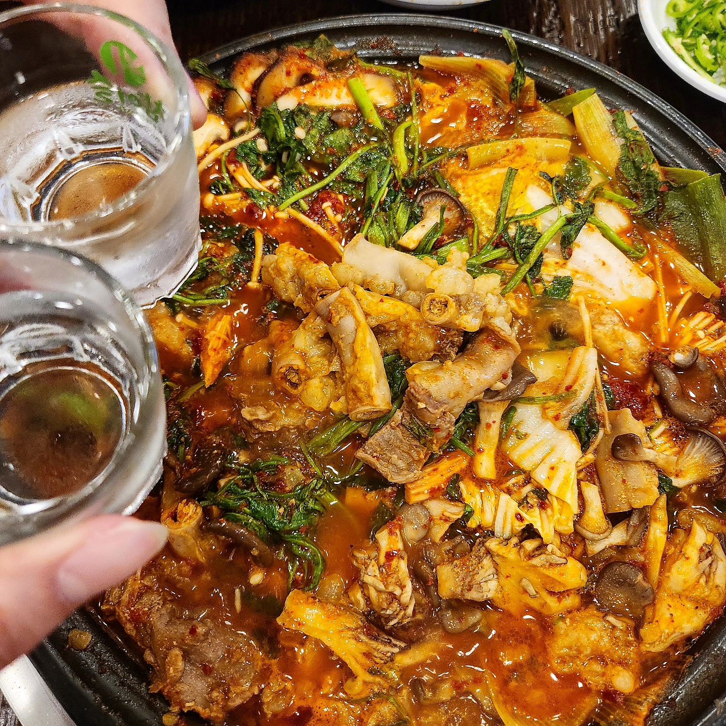#협찬 #오성해장평촌점 
간만에 뜨끈한 국물이 먹고싶어서 고민하다 방문한 오성해장 
보자마자 소주안주로 딱 인거 같아서 바로 주문해버렸지 뭐에요 🫢

녹진한 국물이 속풀이에도 좋구 술안주로도 딱이더라구요
다른 재료들이 한 솥에 어우러져 한그릇에 국물로 탄생해서 그런지 술이 술술 🍶

저는 전골을 시켰지만 해장국 주문시 솥밥이 나온다더라구요 밥먹고 누룽지까지 싹 !

후식으로 아이스크림도 제공해주시는데 일반 아이스크림이 아니라 1등급 원유 유기농 아이스크림인건 안비밀

사이드 메뉴도 다양해서 아이들먹을 메뉴도 있고 단체 회식이나 외식 장소로 딱
매장앞 주차공간도 있어 주차도 간단해서 가족들과 와도 좋을거 같아요🙂

*식사하시는 동안만 주차가능

#평촌학원가맛집 #범계맛집 #범계역맛집 #평촌먹거리촌 #평촌맛집 #평촌역맛집 #안양맛집 #안양곱창맛집 #범계곱창 #안양술집 #평촌학원가 #곱창맛집 #한우곱창