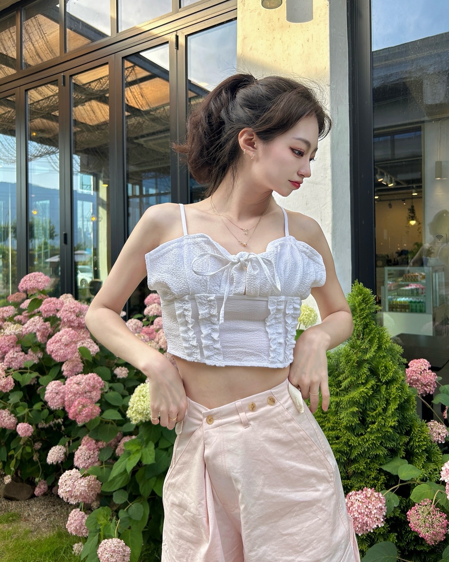 #협찬 카고가 이렇게 이뻤다구,,?
24SS

🤍 Top : GAGA RIBBON BUSTIER

❕ 크롭한 기장
❕바스트 라인 스트링
❕탈부착 가능한 리본
❕다양한 연출이 가능한 뷔스티에
❕러블리한 느낌을 줌
❕비침없고 신축성이 좋고 두께감이 얇아서 한여름에 착용가능

🩷 Bottom : BIJOU PPINTUCK BANDING PANTS / Pink

❔입체감을 주는 핀턱
❔웨이스트밴드의 단추
❔다양한 연출이 가능한 와일드한 팬츠
❔면100%
❔넉넉한 사이즈와 단추로 허리조절 가능
❔얇은 두께감으로 한여름에 착용해도 전혀 문제없음

ari_official_seoul 

#아리 #ari #리본 #리본트랙뷔스티에 #리본트랙탑 
#카고팬츠 #뷔스티에 #트랙탑 #여름코디 #여름코디추천