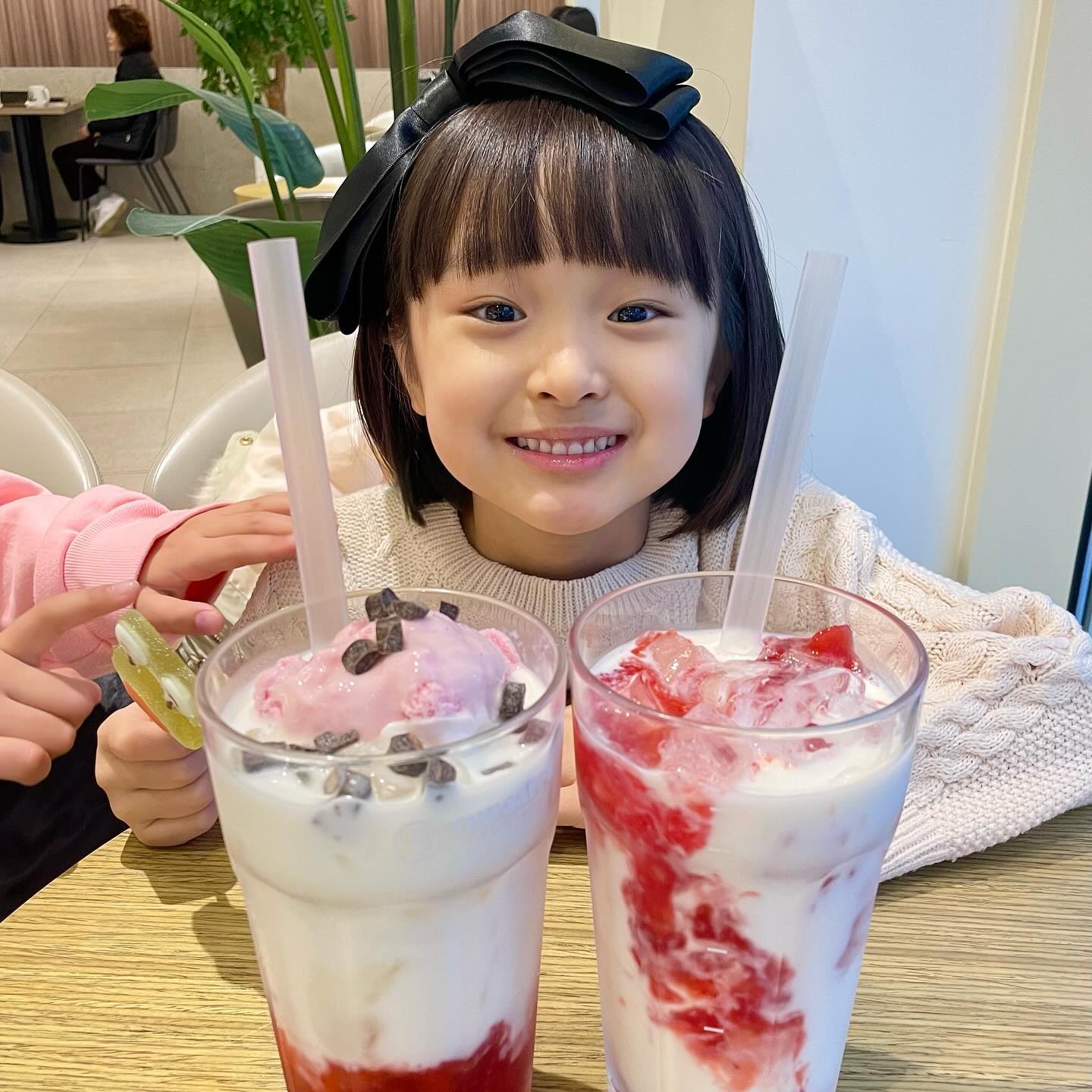 #협찬
더카페의 2024 딸기 신메뉴 4종 중에서
더블딸기라떼, 돌체 딸기 아이스크림 라떼 두개를 주문했는데
정말 나는 딱 한입씩 맛만 봤다🥹
서하는 딸기라떼, 로하는 돌체 딸기 아이스크림 라떼가 맛있다며
둘이서 다 먹음ㅠㅠㅠㅠ
젤리도 하나씩 사줬는데....?
애들 둘 데리고 가서 쪼끔 눈치보였는데 사장님 너무 친절하심🩷
디저트 종류도 다양하고, 매장도 안쪽으로 넓고 예뻤는데 
손님들이 꽉차있어서 사진은 못 찍었다🙊
근데 나올때보니까 사장님 어머님이랑...아는사이였네 나ㅋㅋㅋ
(같이 헬스장 다녔던 사이🤣)또 가겠습니다아🙌🏻
 ⠀⠀⠀⠀⠀⠀⠀⠀⠀⠀⠀⠀⠀⠀
 ⠀⠀⠀⠀⠀⠀⠀⠀⠀⠀⠀⠀⠀⠀
🔖더카페 강릉중앙점-강원 강릉시 중앙2길19
#더카페 #더카페강릉중앙점
#강릉중앙시장카페추천 #강릉카페추천 #강릉가성비카페