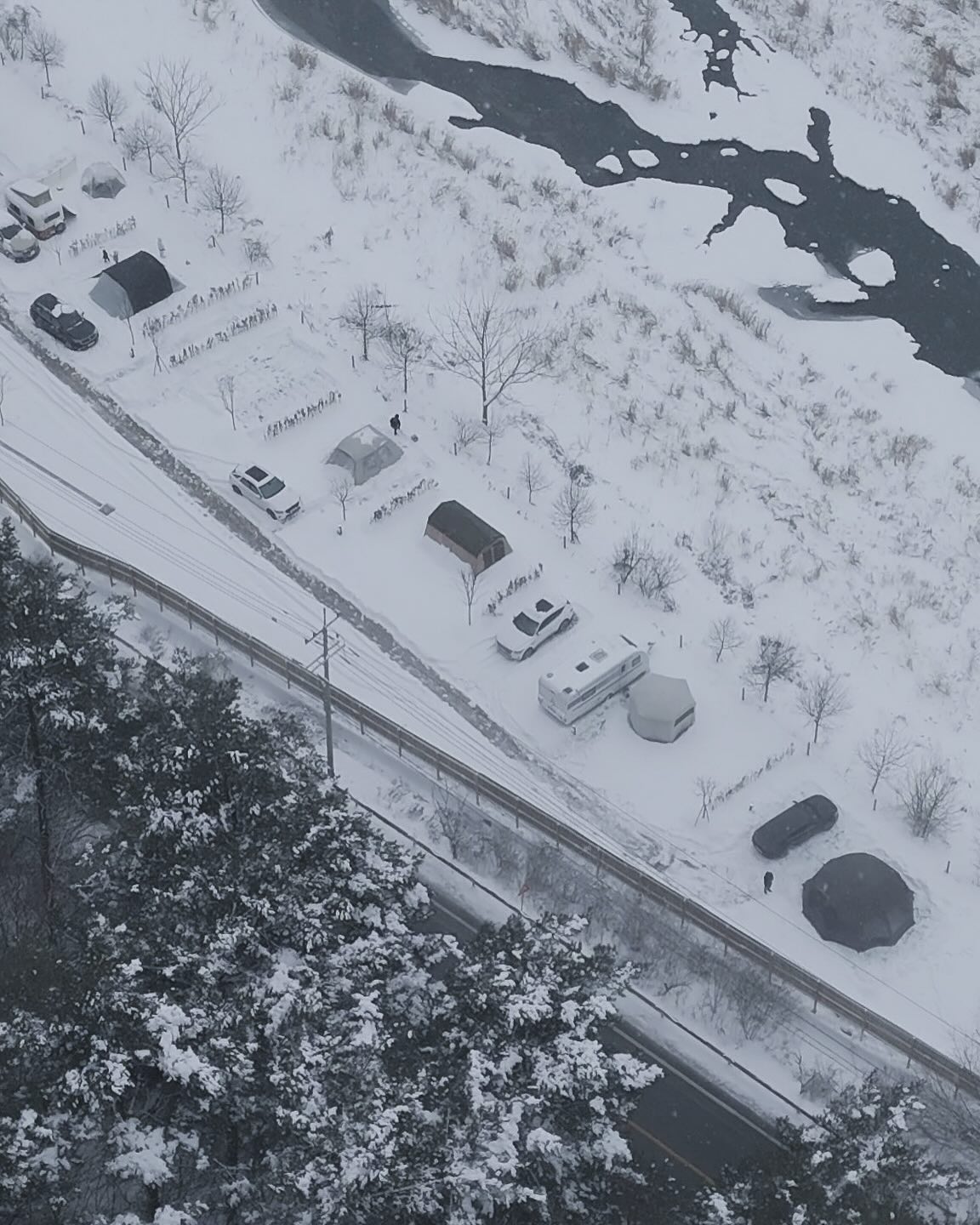 #장소제공 

지난주에 눈을 찾아 떠난 평창❄️

반려견과 함께 캠핑을 할 수 있는 곳을
찾다가 “별빛사이” 캠핑장에 다녀왔어요❗️

편의시설도 깔끔하고 
개수대에서 멋진 뷰도 볼 수 있어 
좋더라고요😆

특히 반려견을 위한 애견운동장이
있어서 눈치 안보고 마음껏 뛰어
놀 수 있답니다🐶

사이트도 넓고 마주 보는 구조가
아니라서 조금 더 프라이빗한
캠핑을 즐길 수 있어요

바로앞에는 계곡도 있어서
사계절 언제나 방문하기 좋은곳으로
추천합니다💛

✔️입실 13:00 , 퇴실 12:00
✔️주소 : 강원도 평창군 용평면 금당계곡로 2195

-예약은 graega_official 
-캠핑장 stars_inbetween 

회원가입시 추천인 코드 “나도“를 입력하시면
즉시 사용 가능한 쿠폰과 혜택을 받아보실 수 있습니다

#그래가 #별빛사이 #평창캠핑장 #캠핑장추천 #설캠 #반려견동반캠핑장 #애견동반캠핑장