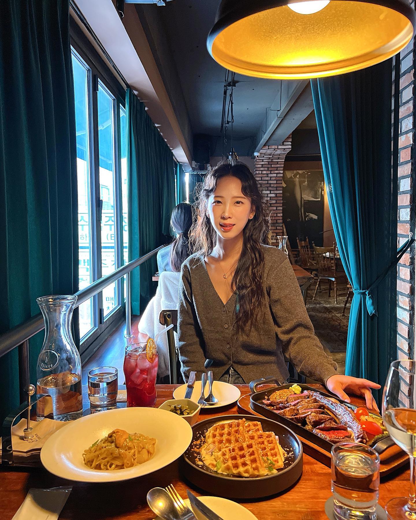 #협찬 #신사890
예전에 맛있게 먹었던 레스토랑에서 초대해주셔서 냉큼 다녀왔다🫶🏻

파스타 맛집인데, 스테이크도 완전 맛있구나😳
뇨끼를 와플 형태로 만든 것도 겉바속쫄한 게 신기하고 재밌었다.

#하트시그널4 에도 나왔었다구✨
그만큼 분위기 좋은 곳이라는 말!

와인도 종류가 다양하게 준비되어 있어서
연말모임, 소개팅, 데이팅 장소로 강추합니다🍷

🍽 우대갈비 세트(우대갈비, 파스타1, 가든샐러드, 레드와인 2잔) 102.0
🍽 우대갈비 스테이크(700g) 58.0
🍽 우니파스타 28.0
🍽 트러플 와플 뇨끼 25.0
🍷하우스 와인 13.0~

🏢 서울 강남구 강남대로152길 26 2층 (신사역 8번 출구)

890__official 
.
.
.
.
.
.
.
#신사동맛집 #신사와인바 #와인바 #신사맛집 #가로수길맛집 #연말모임장소 #연말모임장소추천 #신사데이트 #데이트맛집 #소개팅맛집 #좋아요반사 #lfl #서울와인바