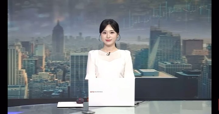 ⠀
2024.09.02
9월의 첫 거래일, 새로운 달의 첫 월요일📈
장중 그 폭이 크지는 않지만 이랬다 저랬다 변동성을 보이며
우리에게 피로감을 안겨준 우리 증시 (월요병의 주범..?)
추석이라는 보상같은 주간이 있지만 그 전후로 우리의 마음을
들었다놨다할 변수들도 많아보이네요🤓📝
⠀
매일 오후팀 피디님, 작가님과 제작진분들과 열심히 준비해요. 
오후 1시 생방송 시작이지만 오전 7시부터 준비합니다.
뉴욕증시 마감도 봐야하고 개장 전부터 오전장 흐름까지,
오전 9시 30분 / 오전 10시 30분 /오전 11시 / 오전 11시 30분 / 오후 12시 20-30분 1차, 2차 아이템 정하고 원고쓰고 수정하고 또 수정하고…자료 준비하고 질문 뽑고 자막 만들고💡
어떤 이슈가 갑자기 나오고 오전에 잘 가던 게 불과 5분 사이에도 테마와 특징주가 바뀌는 게 요즘이다보니 결코 여유롭지 않네요🤔 하지만 늘, 주어진 자리에 감사하는 마음으로 최선을 다할게요. 우리 시청자분들의 마음을 200% 대변하는 질문을!!
깔끔하게 해낼 수 있는 그날까지🏃🏻‍♀️🏃🏻‍♀️
오후장도 MTN 머니투데이방송과 함께해주세용❤️❤️
⠀
<성공! 마감전략 1부> 평일 오후 1시~
*오프닝 브리핑 12분
*오늘장 랭킹5: 오후 1시 20분~55분
⠀
<성공! 마감전략 2부> 평일 오후 2시 30분~
*집중분석 (월) / 주도 섹터 공략 (화, 수, 목, 금)
⠀
📺 머니투데이방송 채널 번호
Btv 152, 지니tv 181, U+tv 163
⠀
⠀
#일스타그램 #mtn머니투데이방송 #머니투데이방송 
#경제방송 #증권방송 #아나운서 #경제방송앵커 #앵커 
#생방송 #아나운서섭외 #섭외문의 #김수정앵커