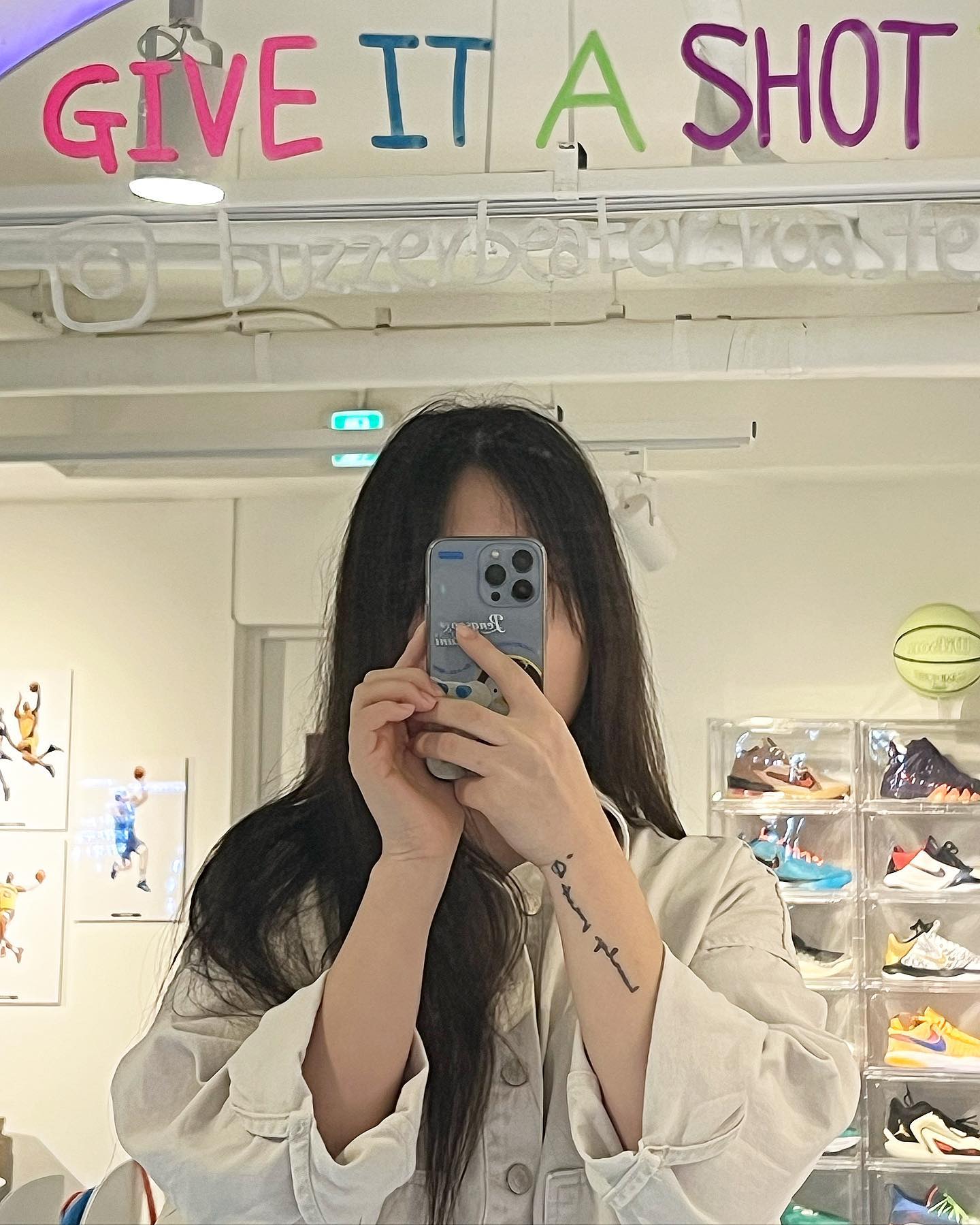 #협찬

꺄루루,,🫢 오랜만에 👑송공주 등장✨

우리 동네에 진짜 사진찍기 예쁜 농구컨셉 카페가 있다구 해서 
주말에 완전 호다닥- 댕겨옴💨
공주는 집에서 걸어서 5분이면 되지롱〰️🥰

📍 경기 안양시 동안구 평촌대로374번길 56 1층 버저비터 로스터스 카페 
📍매주 월요일 휴무 
📍(화-금)12:00-22:00 (21:30 라스트오더)
📍(토-일)11:00-22:00 (21:30 라스트오더)
📍반려동물 동반 가능🐯❤️

사장님이 🏀농구를 찐으로 조아해서 만들게된 카페라는데 
진짜 카페 전체가 농구 컨셉이라구〰️‼️

(심지어 주문한 쿠키도 슬램덩크 캐릭터 모양인거 안비밀..🫢졸귀탱)

블루+핑크 조화로 매장내부 분위기도 너무 밝고 이쁜데다가 사진이 너무 이쁘게 잘 나오는거 이찌😘✌🏻 히힣✨

다들 날씨도 좋은데 데이트 하러 한번 가바‼️ 집에만 있지 말구〰️‼️

매장이 전체적으로 디테일이 좋아서 
이곳저곳 구경하는 재미가 쏠쏠했지룽😉✨

아 그리고 공주입맛에는 🏀버저비터 커피가 찐맛도리 였는데 
이거이거 진짜 완전 추천해‼️👍🏻

커피에 디저트까지 완벽한 카페가 우리 동네에 있을줄은 생각도 못했는데 
앞으로 자주 갈것같은 기분..?☺️
.
.
.
.
.
.
#광고 #버저비터로스터스 #안양카페 #안양만안구카페 #평촌카페 #평촌역카페 #안양종합운동장카페
