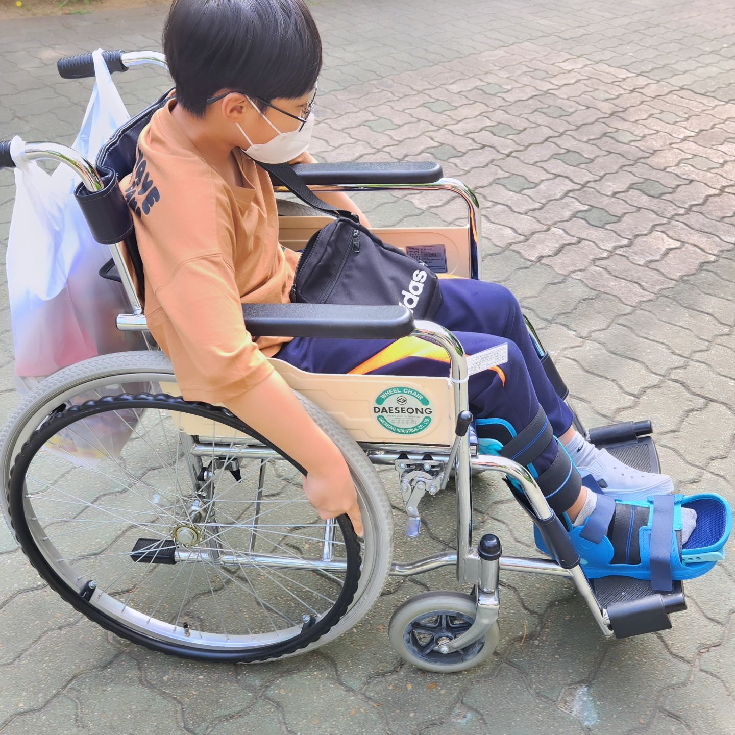 학교 체육시간에 다리가 다쳤다고 선생님의
 연락을 받고 이틀을 끌고 뛰어다녔더니 너무 힘드네..
다행히 이번에는 골절이 아니라고 하는데
본인은 너무 아프다 하고 학교는 어찌갈꼬~~
갑작스런 상황으로 휠체어 체험도 해보셨네요.

#아들스타그램 #아들인스타그램 
#아들육아일상 #아들일상 #아들둘육아 
#아들 #아들둘 #2014년생 #10세아들
#10살아들 #초등학생 #금쪽같은내새끼 
#김포육아일상 #김포어린이 #육아스타그램
#육아인스타그램 #육아일상
#육아일상그램 #육아소통 #아들둘덕후