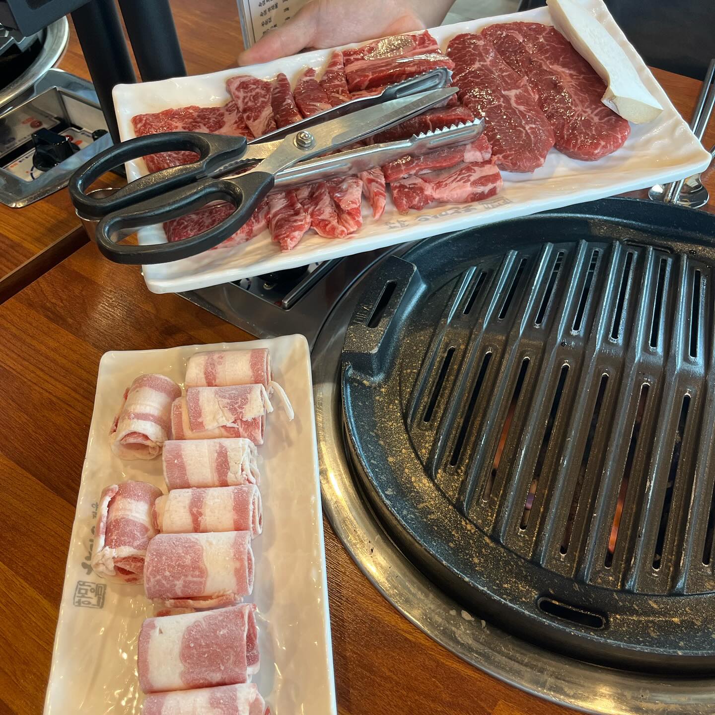 #브랜디드
정직한 사람 정직한 음식 #세종정육식당 1등 브랜드 🍖 프리미엄 숙성 생고기 전문점 #한마음정육식당세종다정점

세련되고 편안한 분위기의 인테리어에 가성비와 가심비까지 두루 갖춘 #세종맛집 🌡️ 2℃의 저온에서 144시간 숙성과정을 거쳐 탄생한 최상의 풍미와 육질 본연의 맛을 그대로 제공할 수 있도록 매장 내에서 직접 손질하는 #다정동고깃집

세종 다정중앙로 51 3층 303호, 304호 (다정동 943)
365일 연중무휴 Open 11:30 Close 22:00

#세종고기집 #세종고깃집 #다정동맛집 #다정동고기집 #세종다정동맛집 #세종소고기 #세종삼겹살 #세종외식 #다정동소고기 #세종회식 #다정동회식