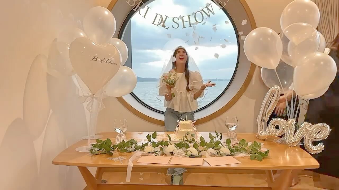 하나둘 유뷰가 될수록 👰🏻‍♀️ 
업그레이드되어가는 #브라이덜샤워 
말안듣고 흰셔츠 안가져왔으면 
이날 후들겨맞을뻔🫨 💕 공주놀이원없다🫶🏻