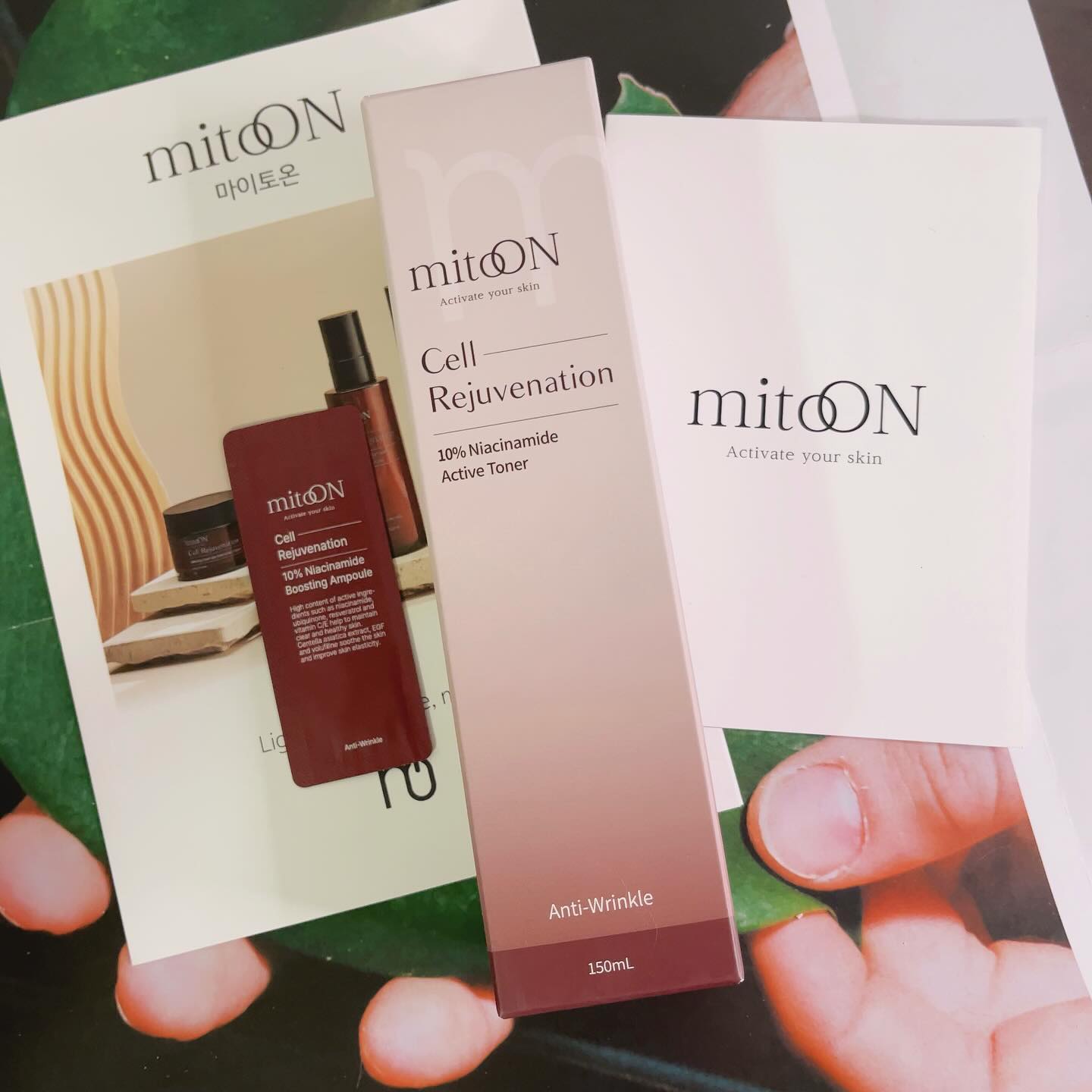 #협찬 #마이토온 

몸이 피곤하면 피부가 칙칙하고 아파 보여서 고민이라 피부 안쪽부터 환하게 밝히고 싶어서
마이토온 나이아신아마이드 토너 사용해 보기로 했어요!
미백과 피부 보습을 함께 케어할 수 있어서 세안 후 기초로 사용하기 딱이에요 ㅎㅎ

마이토온 액티브 토너에는 나이아신아마이드이 10%나 함유된 토너라서 사용 후 피부가 환하게 케어하는 걸 도울 수 있고
병풀잎수, 병풀추출물, 어성초추출물, 녹차추출물등 함유되어 있어 피부 진정, 보습, 항산화 성분인 레스베라트롤까지 함유되어 있어 주름개선에도 도움을 받을 수 있어요!!

마이토온 나이아신아마이드 토너 용량이 넉넉해서 닦토로 사용하고 피부결 정리후
손에 덜어 한 번씩 더 흡수시켜주고 있는데 보습력이 뛰어나서
여러 번 바르면 한겨울에도 건조하지 않을 정도로 촉촉하게 마무리할 수 있어요 :)
그렇다고 끈적이진 않아서 남녀노소 부담 없이 사용할 수 있는 제형이에요

마이토온 나이아신아마이드 토너 제형은 투명한 묽은 토너 제형이고
끈적임이 전혀 없어서 피부 닦고 크림을 바로 발라도 빌림도 없고
바쁜 아침에 사용하기 좋았어요 ^.^

마이토온 나이아신아마이드 토너 솜에 묻혀서 닦아주니 피부에 남아있던 노폐물, 피지, 각질 케어를 한 번에 할 수 있어
간편하고 피부에 묽은 토너가 닿으니 세안 후 붉었던 피부 진정에도 도움을 받을 수 있어요

마이토온 나이아신아마이드 토너 사용 전에는 칙칙하고 어두운 피부가
사용 후에는 생기가 생기고 밝아져서 만족스러웠어요 ^.^

몸이 안 좋아서 피부 기미와 잡티가 심하게 올라와서 너무 슬펐는데
마이토온 나이아신아마이드 토너로 아침, 저녁으로 케어해주면 좋을 거 같아요!

🏷️ 제품제공 mito.on
https://www.instagram.com/mito.on

#액티브토너 #진정토너 #나이아신아마이드 #어성초토너 #병풀잎수 #안티에이징 #주름개선