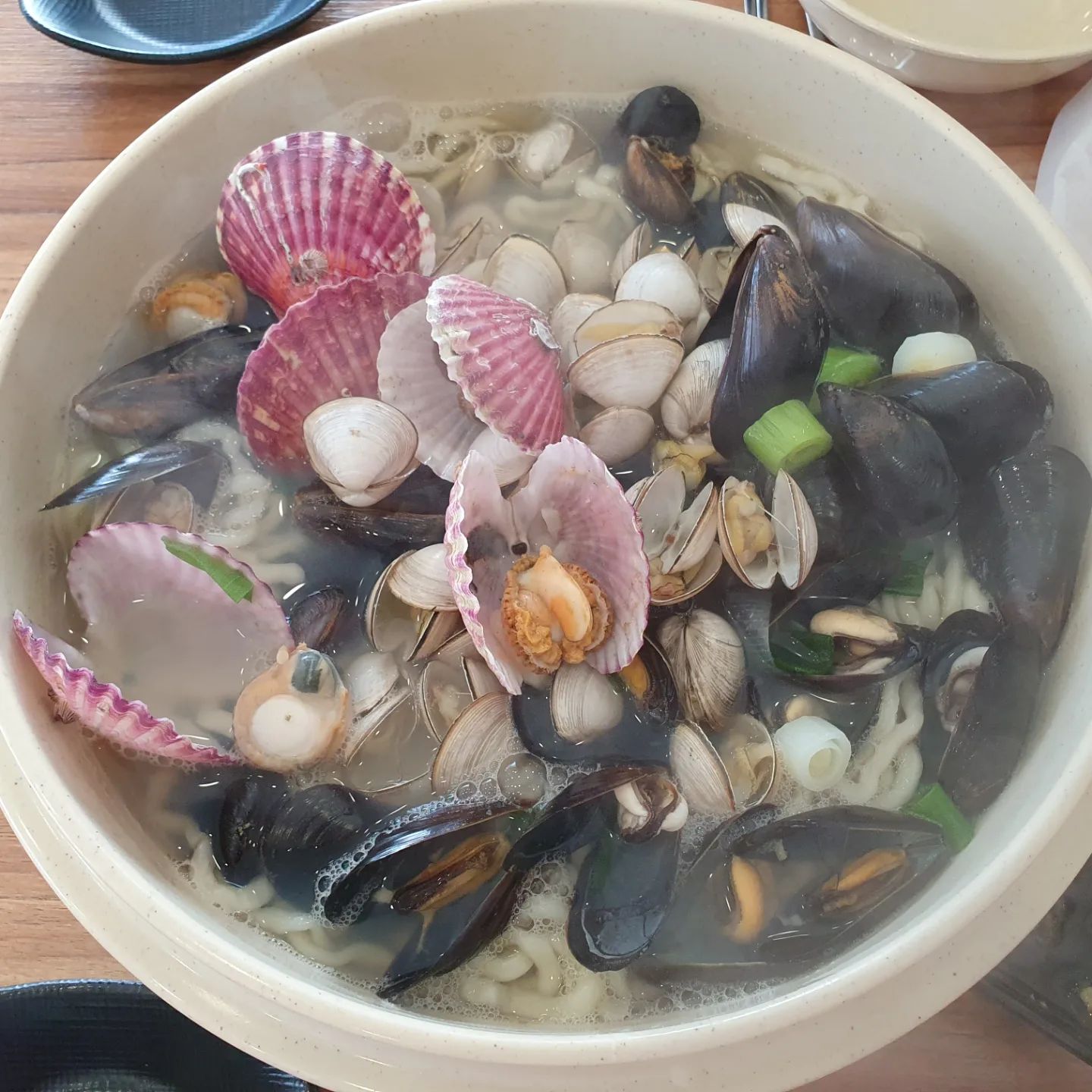 #하남칼국수맛집#하남점심맛집#하남조개전골
#하남조개전골 #하남칼국수맛집추천 #탑해물칼국수 #탑해물칼국수하남점에서 #춘궁저수지#춘궁저수지맛집#해물칼국수#해물파전#칼국수맛지#춘궁저수지칼국수

춘궁저수지 근처에 맛집이 많은데
칼국수집 있데서 가보기
맛있게 해물칼국수, 해물파전 먹어보기
조개가 신선하고 양도 푸짐 맛도 좋아서
다음에는 조개전골 먹으러 가봐야겠응~^^
철수는 행복한 얼굴로 와구와구

오늘도 잘 먹었습니다.^^