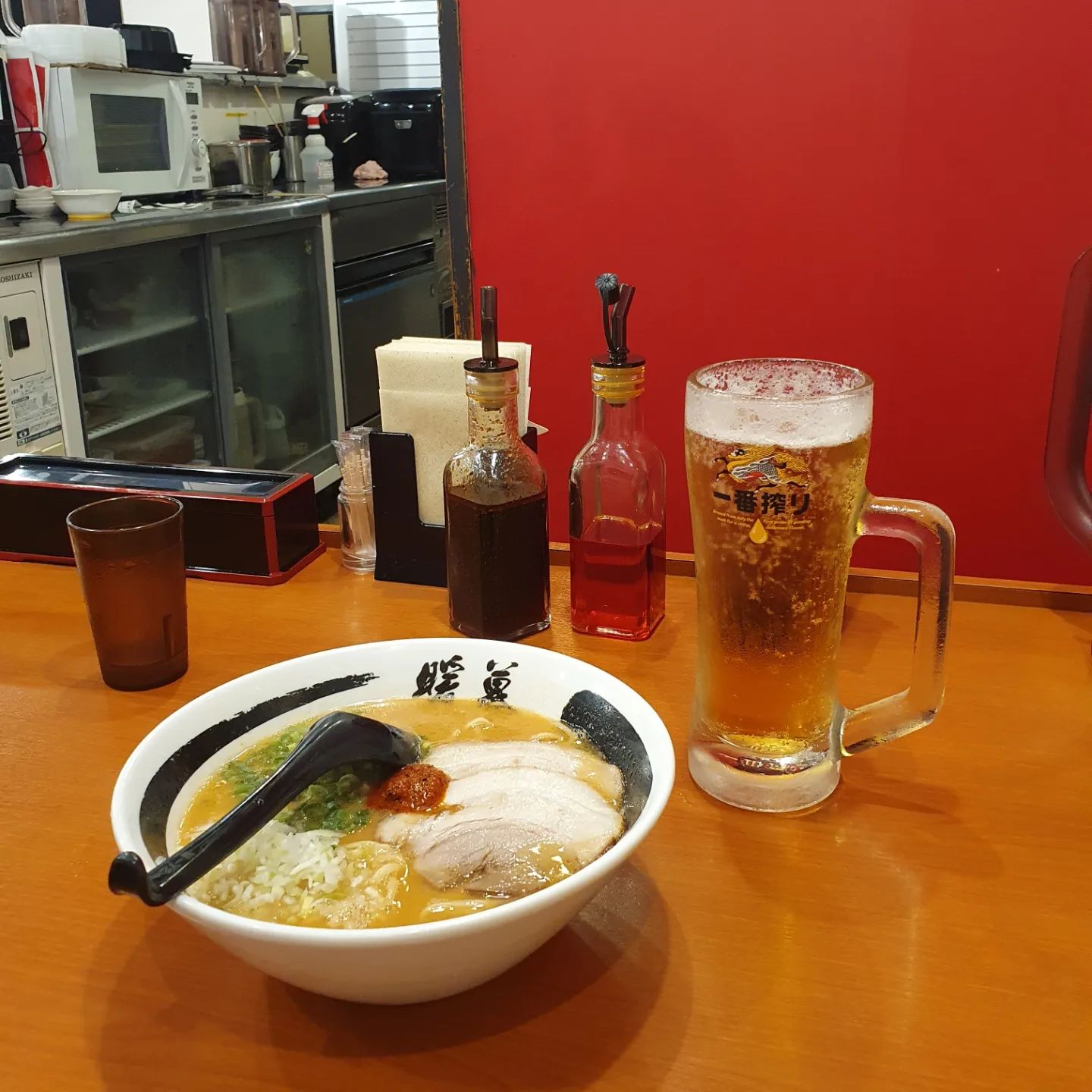 #오키나와#일본여행#오키나와맛집

1
단보라멘 대존맛
라멘 처음 먹어보는데 너모 맛나게 먹었다눈
웨이팅두 있어영~
맥주는 필수 :)~
2
투어갔다가 너무 배고파서
신경 곤두 서 편의점 가서 닭
3
국제거리 블루씰아이스크림
4
조식 뭔가 어렵게되어있어서
밥차리는데 진짜 오래걸렸다
5
오키나와월드 블루씰아이스크림
핵더울때(26도였는데 자외선 머선일...)
먹었더니 핵굴맛 ㅜㅜ
6
오키나와월드
아구돈까스 
아구가 오키나와 흑돼지...
비게도 들어잇는 질긴돈가스^^
7
국제거리 소바맛집
에어컨 머선일ㅜㅜ
너무 추웠다ㅜㅜ
8
그다음날은 아침을 좀 잘차려봤다
파인애플이랑 라임이 유명하길래
많이먹엇더니 입안이 따끔따끔
라임핵굴맛
9
AW버거 진짜 기대안햇는데 맛놔
10
아메리칸빌리지에서
블루오션스테이크 코스인지도 모르고갔다가
코스로 먹고왔😅😅😅