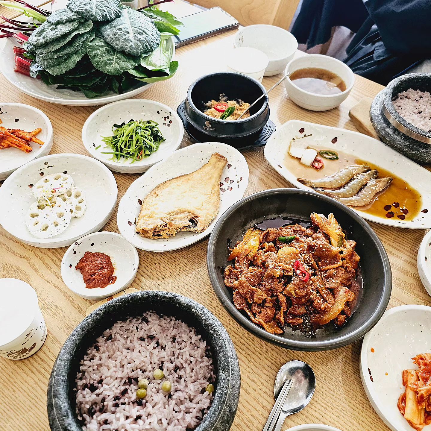 #쌈밥정식 맛있는 #광명맛집
#밤일마을맛집 #매화쌈밥 👍

사실 막~~~ 특별할꺼까진 없는데
내가 좋아하는 반찬 가지가지 싹-
맛좋은 제육볶음은 리필가능!
새우장도 리필되는 센스~!!

무엇보다 쌈종류가 다양해서
아구창이 찢어지도록 싸먹음😁
또 먹고 싶다구리~~~🩷

#오늘아님주의 #맛집인정 #맛집그램 #일상기록 #일상공유 #인스타라이프 #맞팔해요 #선팔하면맞팔 #선팔 #맞팔 #소통 #소통그램 #소통좋아요 #팔로워 #좋아요 #오늘의메뉴 #오늘의식사 #오늘은뭐먹지