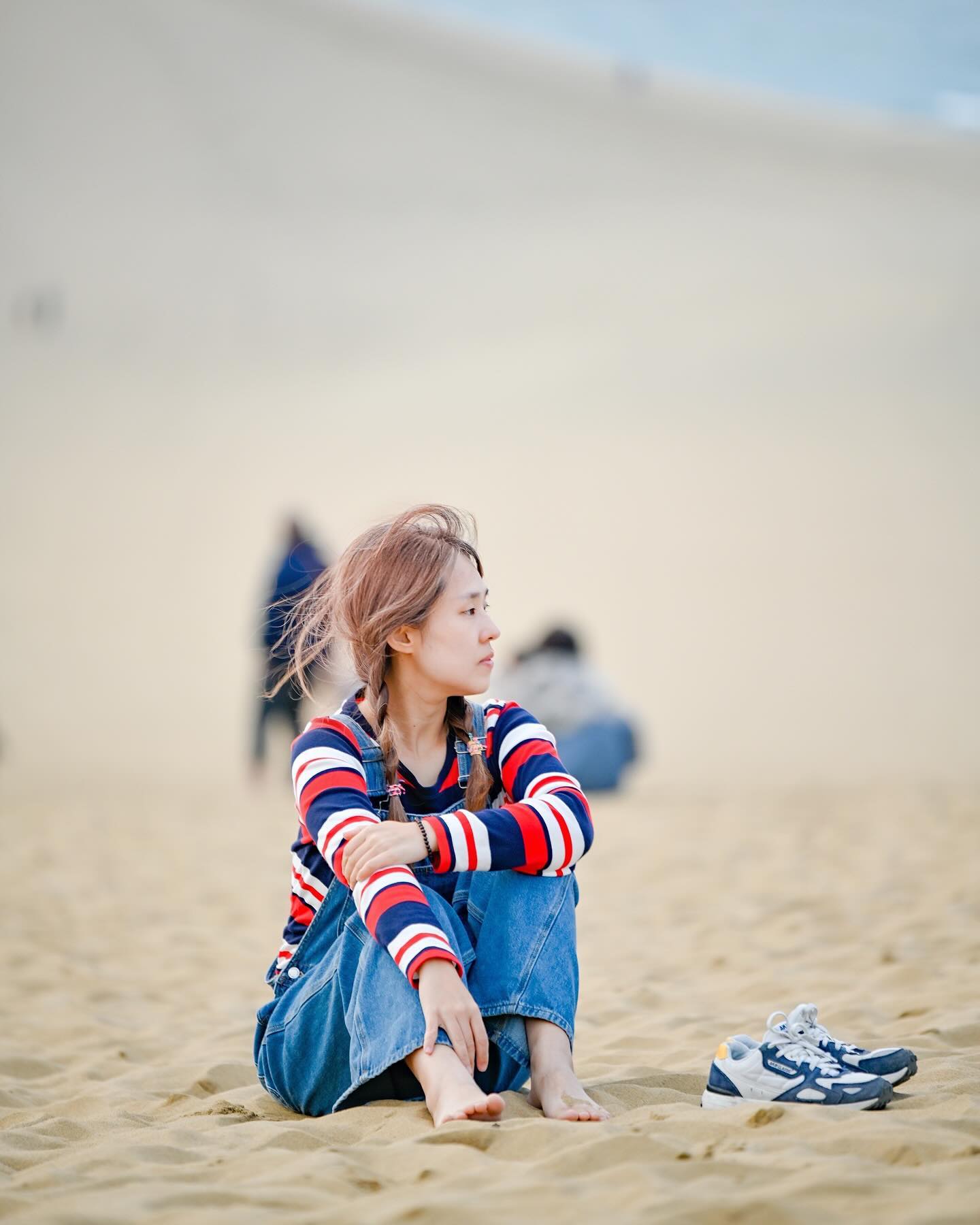 #제작지원

돗토리의 대표 관광지 하면 역시 사구를 빼놓울 수 없지! 🐪
일본 최대 규모를 자랑하며 일본 3대 사구로 꼽히는 돗토리 사구

📸2,3
사구를 만나기 전 먼저 사구 전망대 미바라시노오카에 들러주었다. 🔭
가까이서 볼 때와 한 발 떨어져서 전체적인 풍경을 감상하는건 또 다른 재미
끝없이 펼쳐진 사구와 바다를 파노라마처럼 한 눈에 담아보자 👀
📍돗토리 사구 전망대
2083 Fukubecho Yuyama, Tottori
09:00-17:00

📸4,5,6
이제 가까이에서 사구를 만나볼 차례
사구에서는 운동화와 양말을 벗고 맨 발로 걸어보기!
부드러운 모래 감촉이 기분 좋게 만들어 주고
여기 사진 찍기도 너무 좋아서 예쁜 인증사진도 많이 건질 수 있다.
📍돗토리 사구
2164-971 Fukubecho Yuyama, Tottori

📸7,8,9
잠시 쉬어가고 싶다면 돗토리 사구 바로 근처에 있는 타카하마 카페를 추천!
일본 유명 건축가 쿠마 켄고가 사구를 모티브로 디자인하였다고 한다.
지역 딸기를 사용한 딸기 쉐이크🍓, 오야마의 기시다 목장 원유를 사용하는 소프트 아이스크림🍦이 추천 메뉴 😀
📍타카하마 카페
2164 Fukubecho Yuyama, Tottori
10:30-16:00

📸10
돗토리 사구의 모래를 사용한 아름다운 모래 조작품을 만날 수 있는 곳~
세계적 수준의 조각가들을 초대하여 모래 조각품을 만드는데 전시 컨셉은 "모래로 세계 일주"
로 매년 주제와 전시회를 바꾼다. 전시회 기간이 끝난 후, 모래 조각품은 모래로 돌아간다.
돗토리에 방문한다면 일생에 한 번뿐인 모래 조각품을 꼭 만나보길
📍돗토리 사구 모래 미술관
2083-17 Fukubecho Yuyama, Tottori
09:00-17:00 (토 09:00-18:00)

#돗토리여행 #돗토리여행코스 #돗토리가볼만한곳 #돗토리사구전망대 #미바라시노오카 #돗토리사구 #타카하마카페 #모래미술관 #일본소도시여행 #japantrip #tottoritrip #worldtraveler #鳥取砂丘 砂の美術館 #砂丘センター見晴らしの丘 #鳥取砂丘 #タカハマカフェ