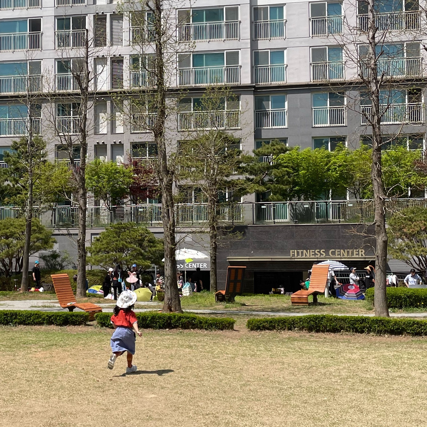 손님 오셨다 달려라 재이야😜

아파트 바자회날
5살 언니 장사꾼들
사세요 사세요를 외치며ㅋㅋㅋㅋ
천원 이천원 판 돈으로 용돈벌기

푸드트럭도 많이 와서 맛난것도 잔뜩 먹고
옆에 자리펴놓고 놀다가
손님오면 쏜살같이 달려가는 사장님😂

아파트 식목일행사로 나무 심기도 하고,
맛난것도 많이 먹고
무엇보다 친구들이 있어 햄벅한 우리아파트❤️

#바자회 #아파트야시장 #5살 #5살딸 #딸스타그램 #5살딸램