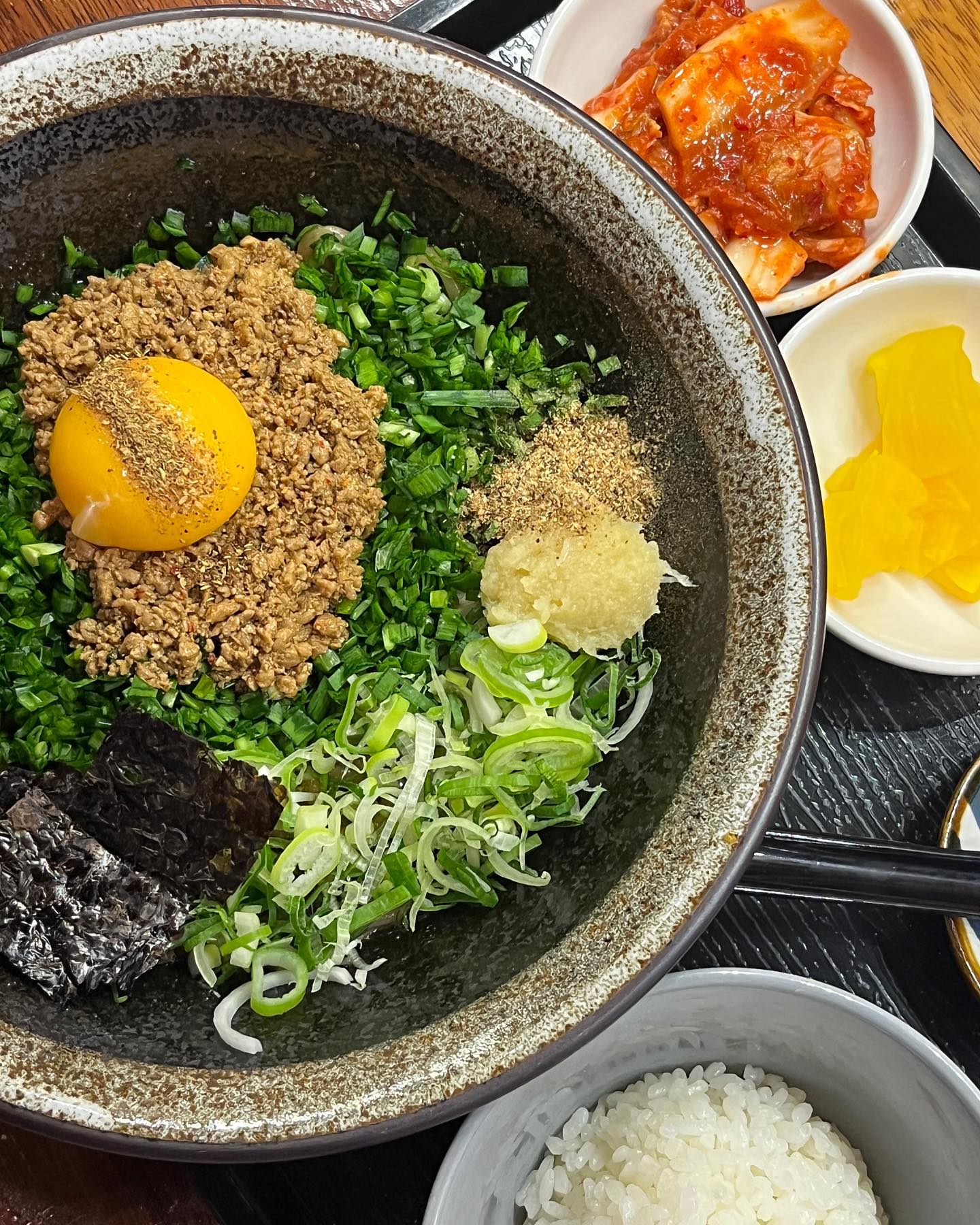 #협찬 🍜 구멘 산척점
💓 gourmet_099
🕐 10:30 - 20:50

라멘 덕후 보증 ✨ 산척동 라멘 찐맛집, 구멘 신척점.

동탄호수공원 주변에서 가장 맛있는 라멘집, 구멘 산척점에 다녀왔어요. 소문난 라멘 덕후라 생활반경의 라멘집이란 라멘집은 몽땅 가보는 편인데요. 다보스 선정 근방에서 가장 맛난 라멘집입니다. 내돈내산 방문 횟수 10번 이상이라면 믿음이 좀 가시나요 !

찐단골 최애 메뉴 ➰ 돈코츠라멘 정식
쫄깃꾸덕 ➰ 마제소바
호불호 절대 없는 ➰ 돈카츠

돈코츠라멘과 미니규동 세트인, 돈코츠라멘 정식. 📝 돈코츠라멘은 맵기 추가(+500원)해서 칼칼하게. 얇고 꼬들꼬들한 면과 숙주, 매콤하고 깊은 국물. 구멘 라멘이 진짜인 이유는 바로 진한 라멘 국물 때문이지요 !

요즘 꾸덕한 마제소바 맛에 푹 빠져있는데요. 꾸덕하면서도 느끼하진 않은 구멘의 마제소바. 마제소바 특유의 맛과 향이 잘 살아 있으면서도 한국인들이 먹기에도 부담없는 맛이었어요. 면 호로록 후에는 밥도 꼭 비벼먹기 !

📍 화성시 동탄순환대로14길 82-16(산척동)
☎ 0507-1310-4130
📌 포장 가능

#산척동라멘 #동탄라멘 #구멘산척점