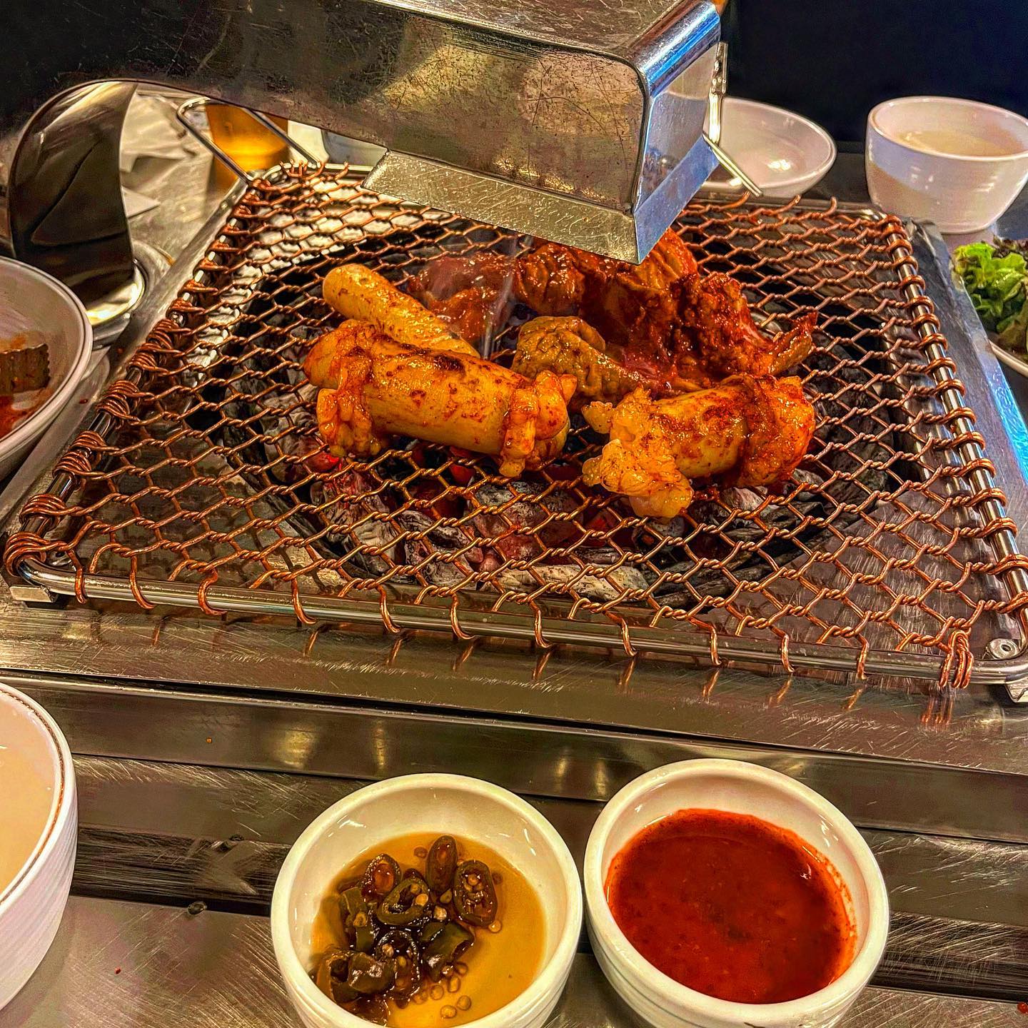 #협찬 ✔️세광양대창 송도점 

서울에서 먹고 송도점은 처음방문
역시나 맛있다 더워죽겠는데
그래도 에어컨이 시원해서 먹을수 있었다 
제일 맛있는건 이름그대로 대창>특양>막창 순으로
대창 진짜 넘 맛있음 특제소스에 찍어서 먹으면 꿀맛❤️

커낼워크에서 맛집 찾는다면 요기루 ⭐️

숯불에 구워먹는데 직원분이 다 구워주시고 잘라주셔서 편히 먹을수있고 연기 없이 먹을수있는 장점이 있다 송도에서 사시는분 직장인분들이 많이 방문하는듯 보였음

여기에서는 양볶음밥은 필수‼️치즈도 꼭추가 빨리먹고싶으면
미리 주문하기😆

곱창전골도 먹고싶지만 배불러서 못먹음 ㅠㅠ 모듬구이 2명이서 먹어도 배부르다 거기에 사이드로 양볶음밥까지 먹다보면 배터짐🥲

여럿이서 가면 곱창전골이랑 소갈비,등심,계란찜 등 다 시켜서
먹어보고싶음😛

▪️모듬구이(대창,막창,특양)
52,000
▪️양볶음밥 13,000
치즈추가 2,000

📍 송도동 17-1
☎️ 032-832-9170
⏱12:00-24:00
.
.
.
#먹스타융_인천
#먹스타융_송도