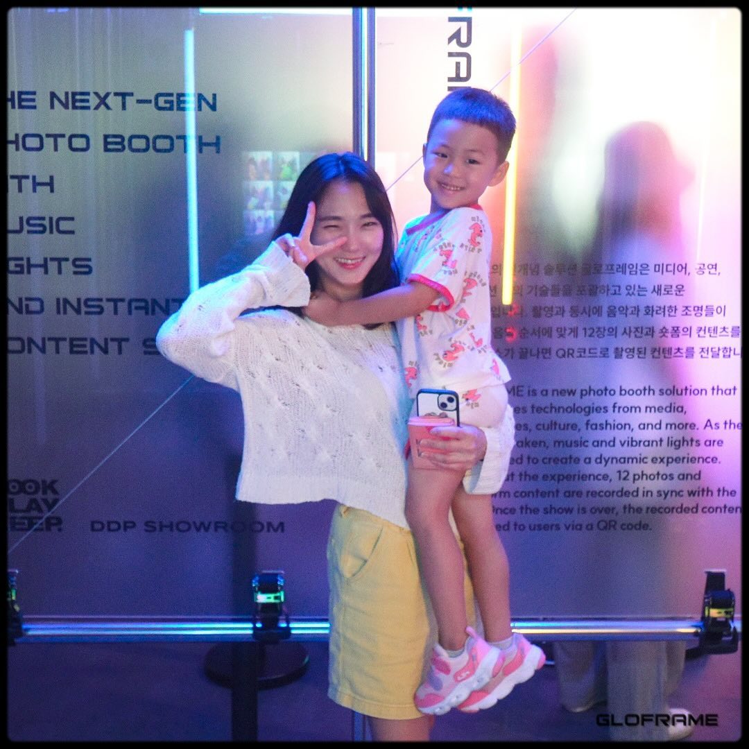 쪼꼬미랑 DDP 나들이💕
무슨 전시가 있는지 모르고 갔다가
이것 저것 많이 보고 와따
내일도 앞으로도 재밋게 알차게 놀자🎶
.
.
.
#일상 #육아일상 #연휴일상 #오늘아님 #동대문역사문화공원 #DDP #동대문전시 #DDP전시 #재미지다 #이제무거운너 #많이컸다 #길어졌네 #쭉쭉크자 #행복 #너랑나랑