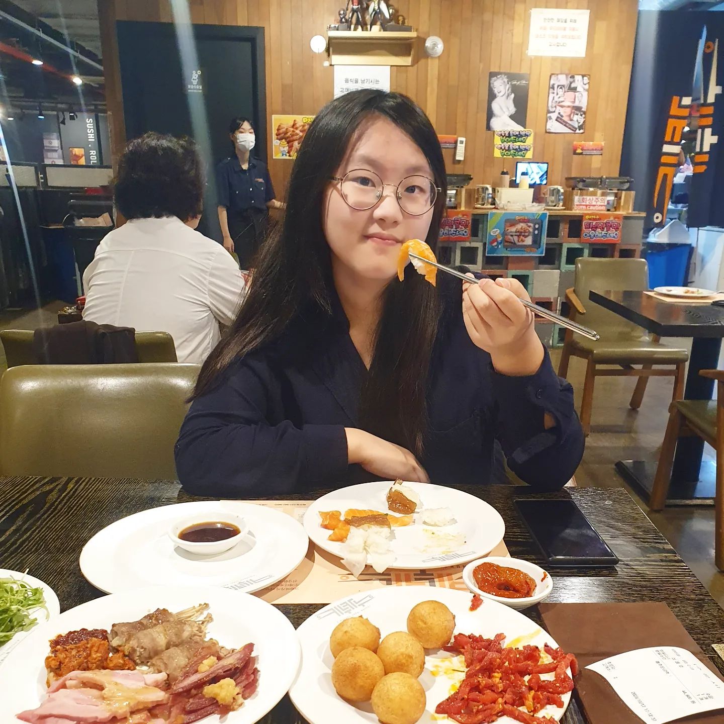 우리 딸 최애 음식♡ 
육회&연어회 먹으러 키누카누

정말 그것만 원없이 먹던 너!
그렇게 맛있니?
연어, 육회 전문점 가려다 
결국은 맘껏 먹을 수 있는 키누카누로~
점심 배터지게 먹고 저녁은 패스~

이제 키누카누도 마지막이겠네. 
아쉽지만 안녕~~!

#키누카누 #연어홀릭 #육회홀릭 #육회사랑 #연어사랑 #엄마는초밥이좋아
#이젠안녕