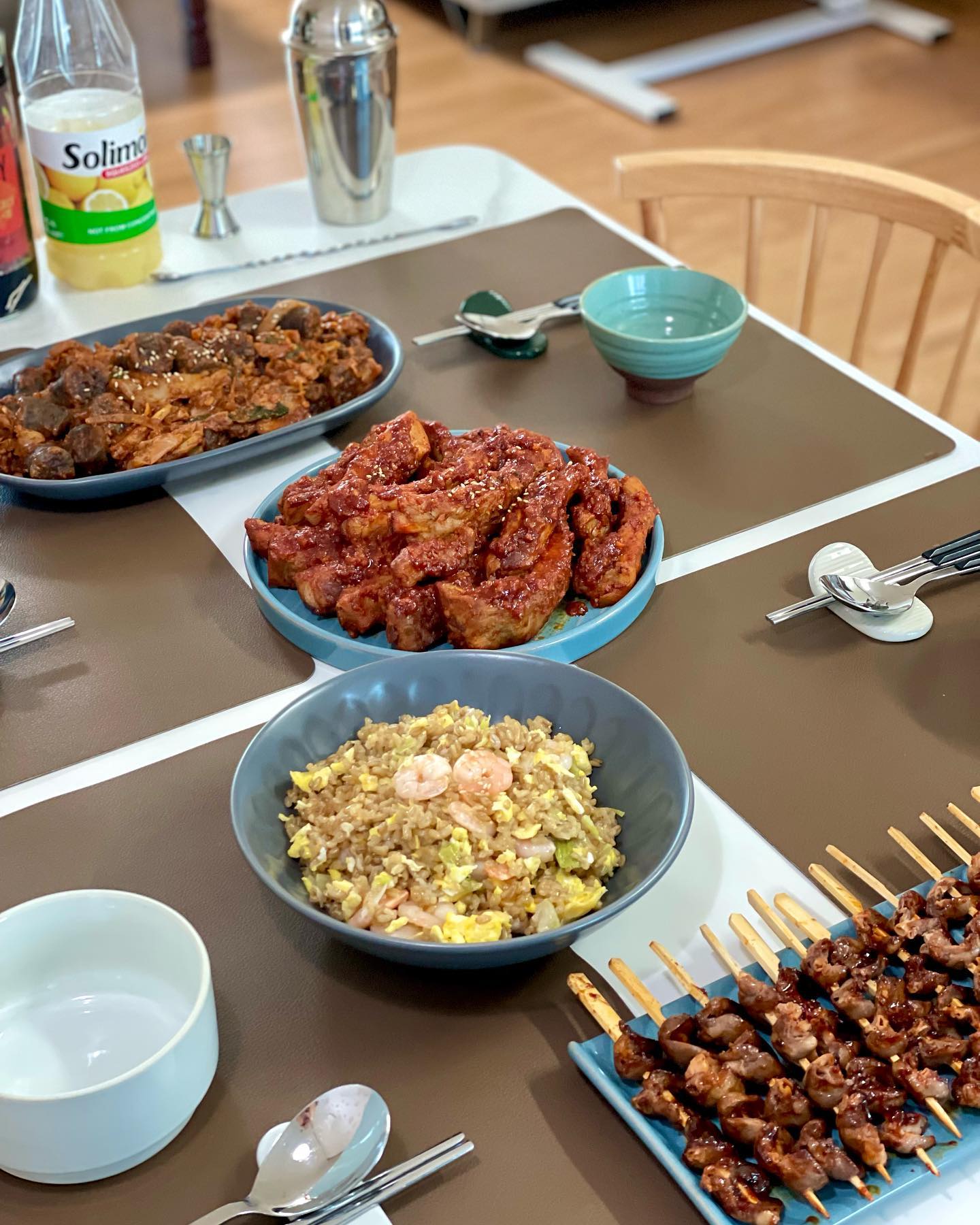 오랜만에 불타게 요리하기👩🏻‍🍳

반가운 손님들을 위해 한상 가득 준비했어요

등갈비 먹고싶다는 칭구를 위해 짜잔
순대볶음+매운등갈비+새우볶음밥+염통꼬치

맛있다고 싹싹 먹어주니 세상 뿌듯한 순간이에요

하이볼 안주로도 찰떡이라구~~~~😋
안주로 배채우기도 가능🐷🐷🐷