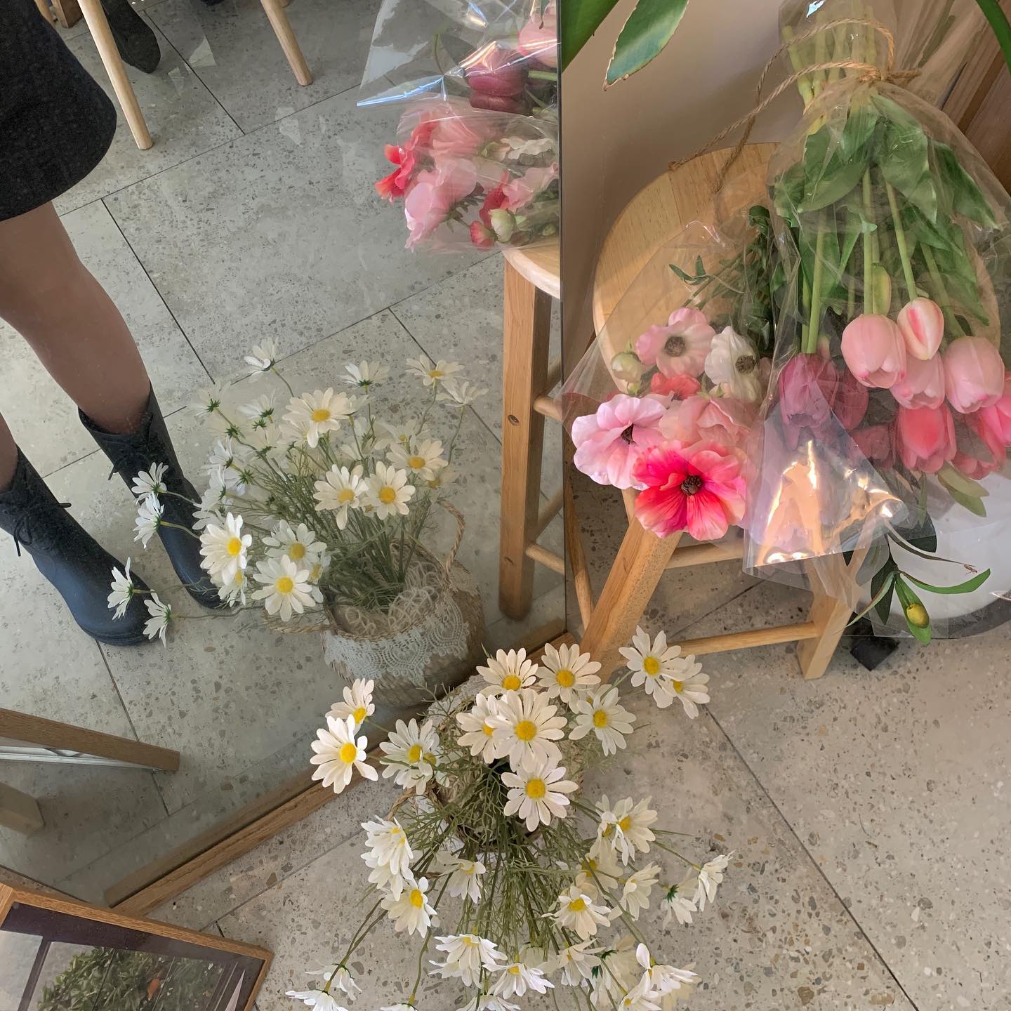 #협찬 cafe_rti 

다양한 종류의 #수제쿠키 와 #수제와플 까지 있는 🥞✨ 포근하고 아늑한 #카페르띠 〰️ 직접 로스팅하고 만드신 커피와의 조합도 좋았고 , 무엇보다 애견동반이 가능한 카페라니 귀엽고 사랑스러운 댕댕이들 보며 힐링 되더라고요 

🏷️ 하단의 사이트를 통해 답례품 및 단체주문도 가능해요 !
https://m.smartstore.naver.com/rti_cookie

.
.
.

#르띠 #석촌역카페 #석촌카페 #석촌호수카페 #석촌동카페 #석촌호수데이트 #석촌호수데이트추천 #수제쿠키답례품 #답례쿠키 #쿠키단체주문 #석촌역와플 #서울애견동반카페 #서울이색체험카페