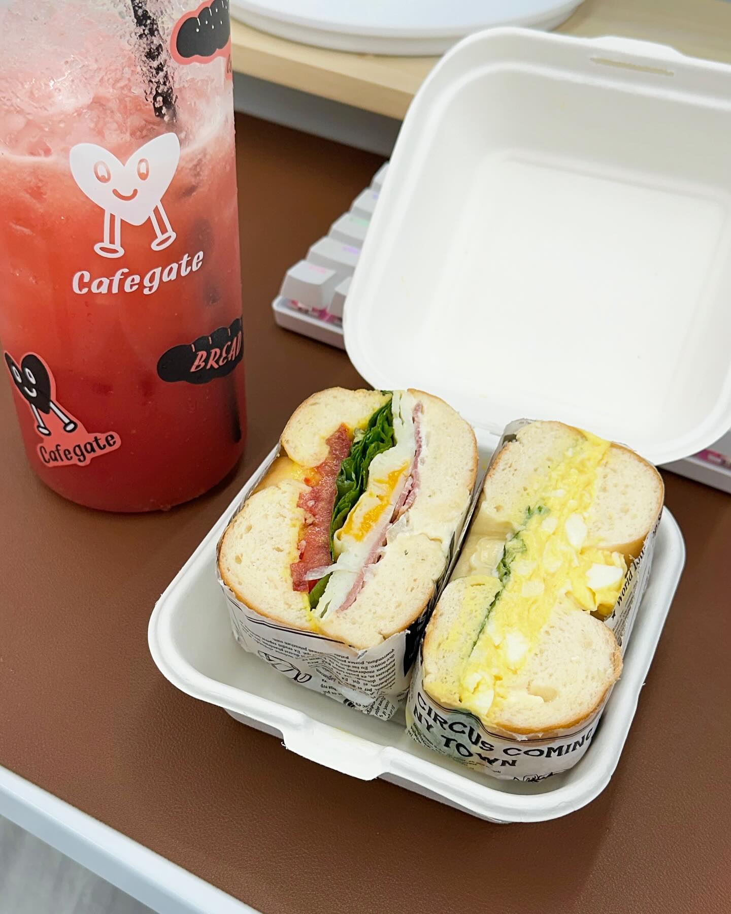 #광고 cafegate_official 

출근길에 카페게이트 샌드위치 픽업 완료☀️

아침에 BLTE 베이글 샌드위치 반,
오후에 에그마요 샌드위치 반 먹어주고🥯
하루종일 국내산 100% 자이언트 수박주스 마시기🍉

든든한 한 끼! 덕분에 행복한 하루였어요🩷

#카페게이트 #베이글맛집 #수박주스 #카페추천 #샌드위치맛집 #브런치 #피크닉 #카페게이트동교점 #직장인의하루