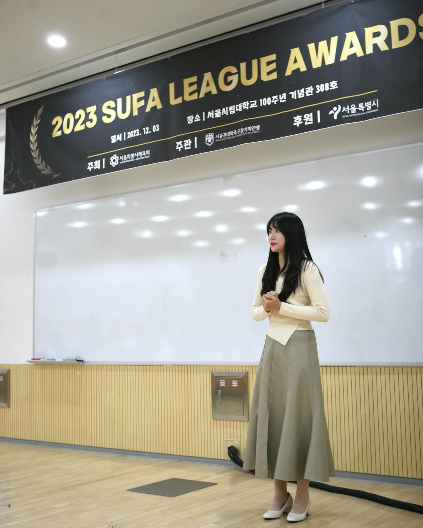 이제 1414일동안의 여정을 마무리 지어보려 합니다.

대외협력팀 막내부터 회장에 이르기까지, SUFA에서 보낸 대학 생활은 제게 잊지 못할 추억이 될 것 같습니다.

마지막 수료식을 마치고 나니 8기부터 11기까지 연맹을 함께 이끌었던 운영진들과의 추억이 주마등처럼 스쳐가네요.

회장직이 빛나고 멋진 자리로만 보였지만, 회장으로서 책임을 짊어지는 것이 결코 쉬운 일은 아니었습니다. 때로는 울기도 했고 포기하고 싶은 순간도 있었어요.

하지만 옆에서 묵묵히 믿고 응원해 주신 분들 덕분에 버틸 수 있었고, 그 믿음에 부응하기 위해 열심히 달려오는 과정들이 진정한 리더십과 책임감에 대해 배울 수가 있는 값진 순간들이 되어주었습니다.

팀원, 팀장, 그리고 모두의 회장으로서의 보낸 행복한 시간들을 잊지 않겠습니다. 운영진분들과 함께 할 수 있어 영광이었습니다.

이제 마지막 인사드립니다. 
서울권대학축구동아리연맹 회장 신누리었습니다. 

감사합니다.

#SUFA #대외활동 #축구 #회장 #대학생 #시상식 #졸업 #마무리