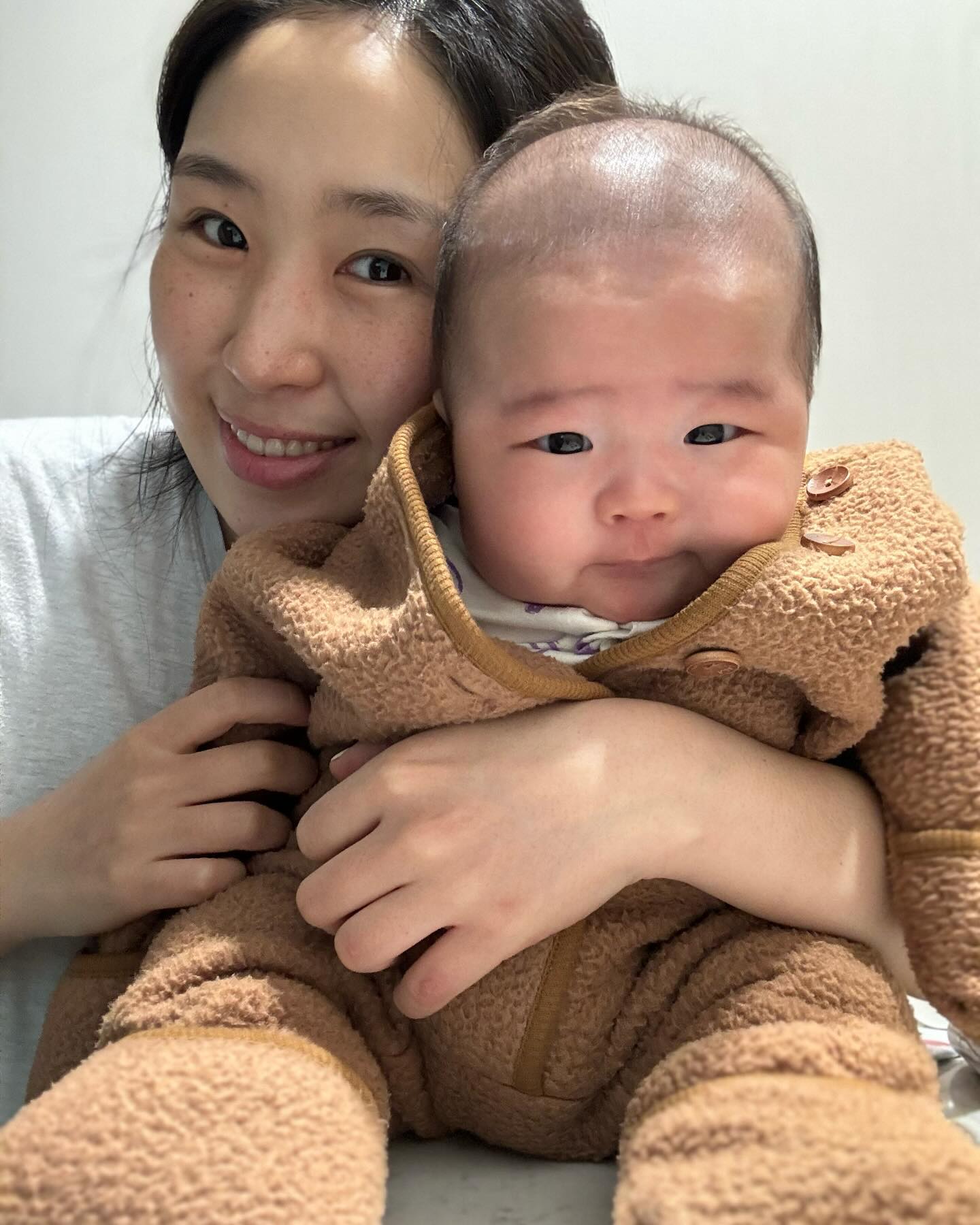 매일 누워있고 24시간 잠만자던 나의 작은 아기새는 어느덧 100일을 코앞에 두고있고 이제 고개를 들고 가누기를 시작했다. 벌써 세상이 궁금한지 두리번 대느라 바쁘고 엄마를 보고 웃을줄도 안다. 새벽에 배고프다고 2~3시간마다 밥 먹던 아가였는데 어느새 새벽에 맘마도 안찾고 잠도 길게 자기 시작했다. 신생아 시절 기억하면 너무 힘들었지만 아쉽기도 하고 언제 이렇게 커버렸나 서운하기도,, 그치만 분유없이 모유만 먹고도 잘 자란 내 새끼 예쁘다. 100일까지 체중 두배 증가가 목표라고들 하는데 이미 8kg..ㅋ 엄마가 영양만점 모유주겠다고 미역국 두달 내내 먹었어^_^ ㅋㅋ.. 사랑해요 문시윤~ 엄마가 너무너무 사랑해 🩷🩷🩷 엄마한테 와줘서 고마워~~~~~🤍🤍🤍
