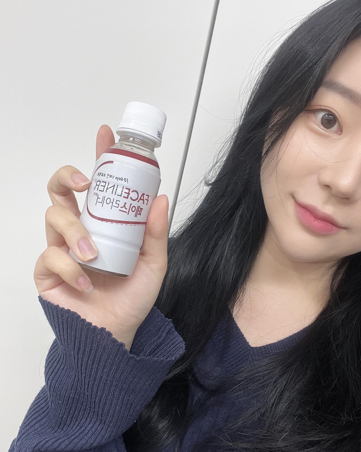 #협찬 
이너뷰티 어떻게 관리하고계세요?
밤에 술이나 조금만 기름진 음식을 먹어도 
얼굴이 많이 붓는 타입이라 항상 속상하더라구요 🥺

요즘엔 결혼식이다 연말모임이다 
행사도 많은데 퉁퉁부은 얼굴로 나가기 싫어서 페이스라이너 마시면서 관리중이에요
히비스커스,백복령,진피 당귀 등 천연재료로 만들어져서 붓기관리에 확실히 도움이 되는 것 같더라구요 :)

아침저녁으로 먹어주면 얼굴이 확실히 가벼운느낌인데 맛도 거부감이 없어서 계속 찾게되더라구요 👍🏻

후기도 좋아서 더 꾸준히 마셔볼 예정 !
.
.
#페이스라이너 #얼굴라인 #가벼운얼굴 #몸매라인 #천연원료 #수분관리 #뷰티드링크 #스테디셀러