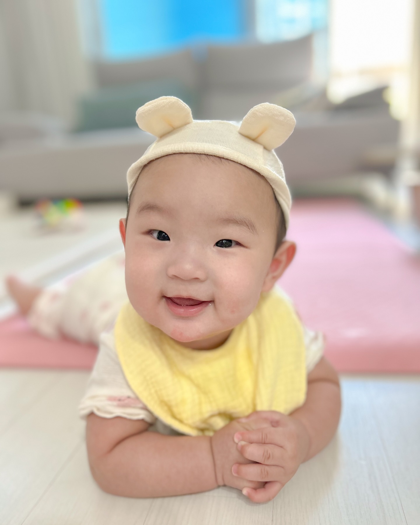 🍼+173 #육아일기 #병원행 #감기
며칠전부터 묽은 콧물이 나길래
에어컨이 추워서 그런가보다 싶었는데ㅜㅜ
오늘 아침에는 기침도 조금 하길래 바로 병원행!!!
콧물, 기침만 있는줄 알았는데
숨쉴 때 그렁그렁 하는게 가래가 생겨서 그런거고
코랑 목이 많이 부었다고한다,,, 😭
그래도 많이 심하진 않아 항생제는 안주신다고 했다.
열은 없어서 다행!!
기침, 가래, 콧물약 3일치 받았는데
만약 다먹고 안낫거나 심해지면 다시오고
중간에 열이 나면 집에 있는 해열제 먹여도된다고 함!
아니...
재하는 장염때도 감기도 전혀 쳐지지 않아서
아픈지 모를 정도....😭
목이 부었으면 불편할텐데 왜이렇게 잘 노는거야!!!
(엄마는 그새 재하한테 옮아서 목이 팅팅 부었다...)
보행기도 잘타고 기어서 집을 활보하더니
막수 안먹고 잠들고선 6시반 육퇴 시켜줬음.... 😅
체력을 이렇게 빼놔야 잘 자는구나 ㅋㅋㅋㅋㅋ
근데... 아침에 몇시에 일어나려구 ㅋㅋ? ㅠㅠ
아프지말자 아가야~~ 👶🏻🪽
아푸니까 나가도 바람 많이 쐬면 안좋을까봐
바로 들어오게된당... 흑
날이 이렇게 좋은데!!!!
내일은 양배추 줄테니 영양소 충전하자 🩵
#오늘도사랑해 #아들맘 #아기감기 #아기콧물 #5개월아기 #생후174일