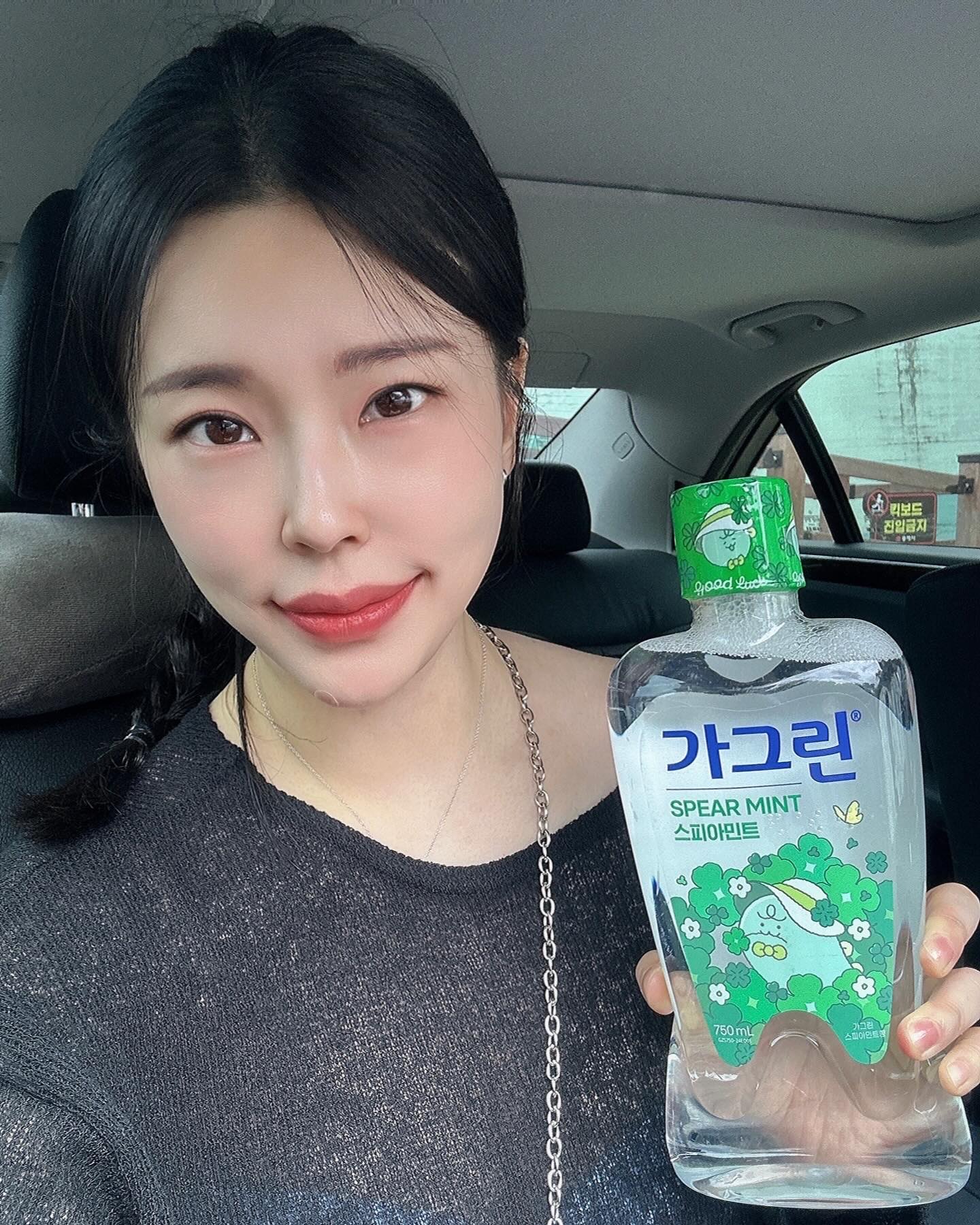 #광고

여름을 맞이하여 입 안을 상쾌하고 싱그럽게해줄 가그린 동아제약의 구강 청결제 브랜드 신제품이 출시되었다고하여 사용해봤는데요 🌱 

입 안을 상쾌하고 싱그럽게 해줄 산뜻한 프레시민트 향으로 프라그 및 구취제거는 물론 충치, 치은염 예방까지 한번 에! 에탈올 무첨가로 찝찝함, 텁텁함 없이 상쾌하고 개운한 사용감이 좋더라구요. 

귀여운 죠르디와 함께 하는 상쾌한 가글 타임으로 입 속 건강까지 챙겨요 🌱

#가그린 #카카오프렌즈 #니니즈 #죠르디 #구취제거 #입냄새제거 #가글추천 #추천템 #꿀템 #꿀팁
