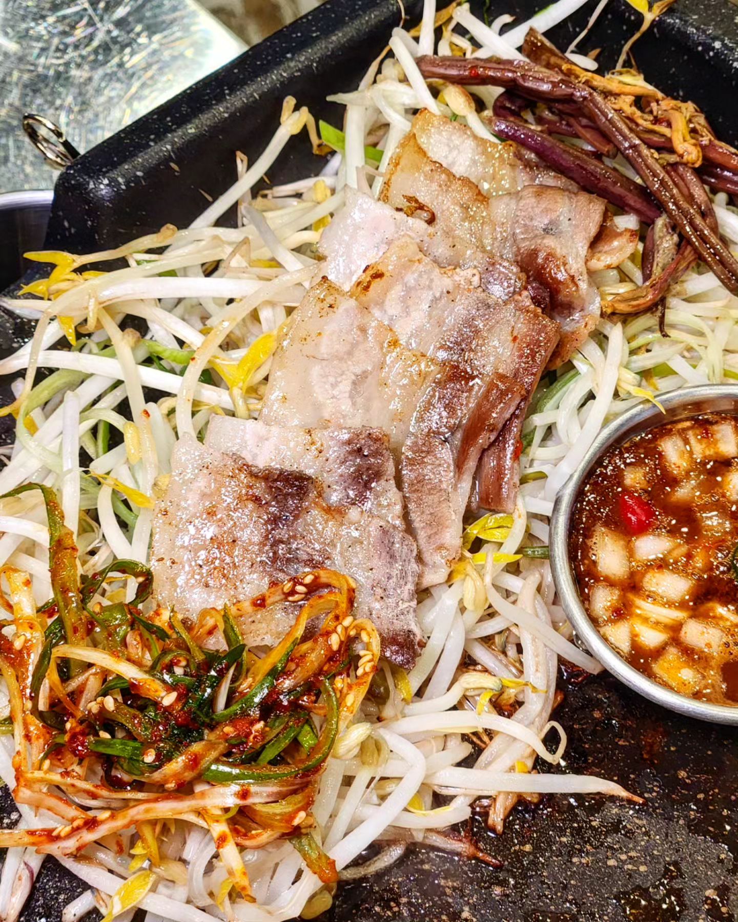 🍊제주감성 그잡채

제주분위기가 물씬나는 청라 맛집
"훈이네제주랭삼" 

🥩냉삼은 가볍게 한점한점 먹기가 좋아서
자주가게 되더라구요😋
두께가 4mm로 재단되어 바싹익히기보단
앞뒤로 살짝 노릇하게 구워서 먹을때
가장 맛있게 먹을수 있어요❤️

고사리랑 숙주나물이랑 같이나오는데
아삭아삭하니 식감이 냉삼이랑 조합이
너무 좋더라구요👍👍

달콤하고 고소하고 매콤하고
이걸뭐라 표현하긴 어렵지만 파무침이
정말 맛도리라서 고기랑 싸서 먹는게
제일 맛있었어요🥹

계란찜도 빠질수는 없겠죠??
폭발할것만같은 비쥬얼 대박이죠?
거기에 시원한 김치말이 국수까지
한사발하니 느끼함이 쫙 내려가는것
같아요☺️

🏠#훈이네제주랭삼
 
 
🧾주문서
🏷제주랭삼겹살 13.9
🏷김치말이국수 6.0
 
 
🏠주소 : 인천 서구 청라커낼로288번길 10 더스페이스타워 1층 120호, 121호
⏰영업시간 : 15:00~24:00
🙅‍♀휴무 : X
🚗주차 : O
 
 
#먹스타그램#인천맛집#인천고기집#인천냉삼#인천삼겹살#인천서구맛집#인천서구고기집#청라동맛집#청라맛집#청라냉삼#청라삼겹살#청라고기집#청라점심#청라고기맛집#청라삼겹살맛집#훈이네제주랭삼청라점