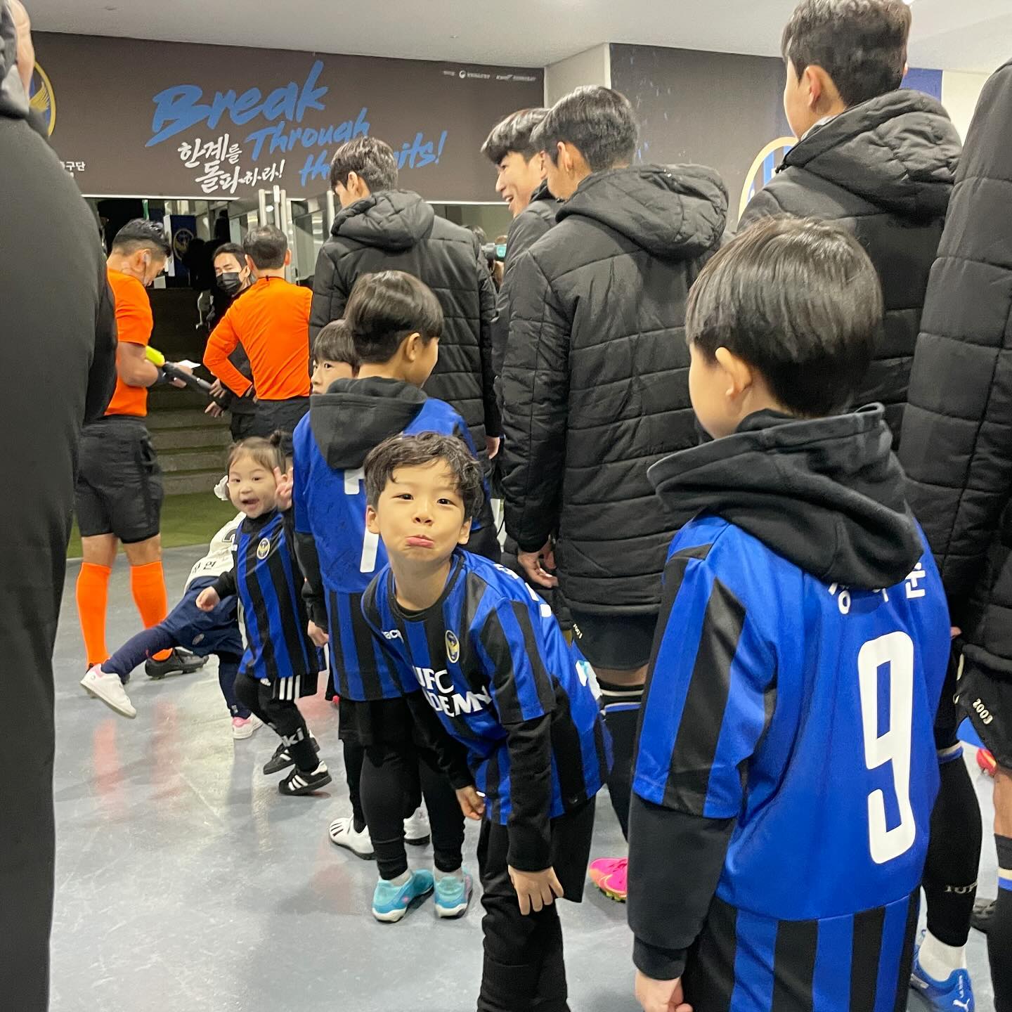 재하덕분에 특별한 추억만들기⚽️

또오.. 스카이박스에서 보는 것도 모자라,,
인천FC 마지막 홈경기에 에스코트로 축구장도 밟아본 승여니🥹
칭구들과 함께여서 더 행복했고 소듕했던 시간〰️🖤💙

잊지모태..!!⚽️⚽️⚽️

다음엔 완전체로🥹🙏🏻🙈

#인천fc #축구에스코트키즈 #인천유나이티드 #인천fc화이팅 🖤💙🖤