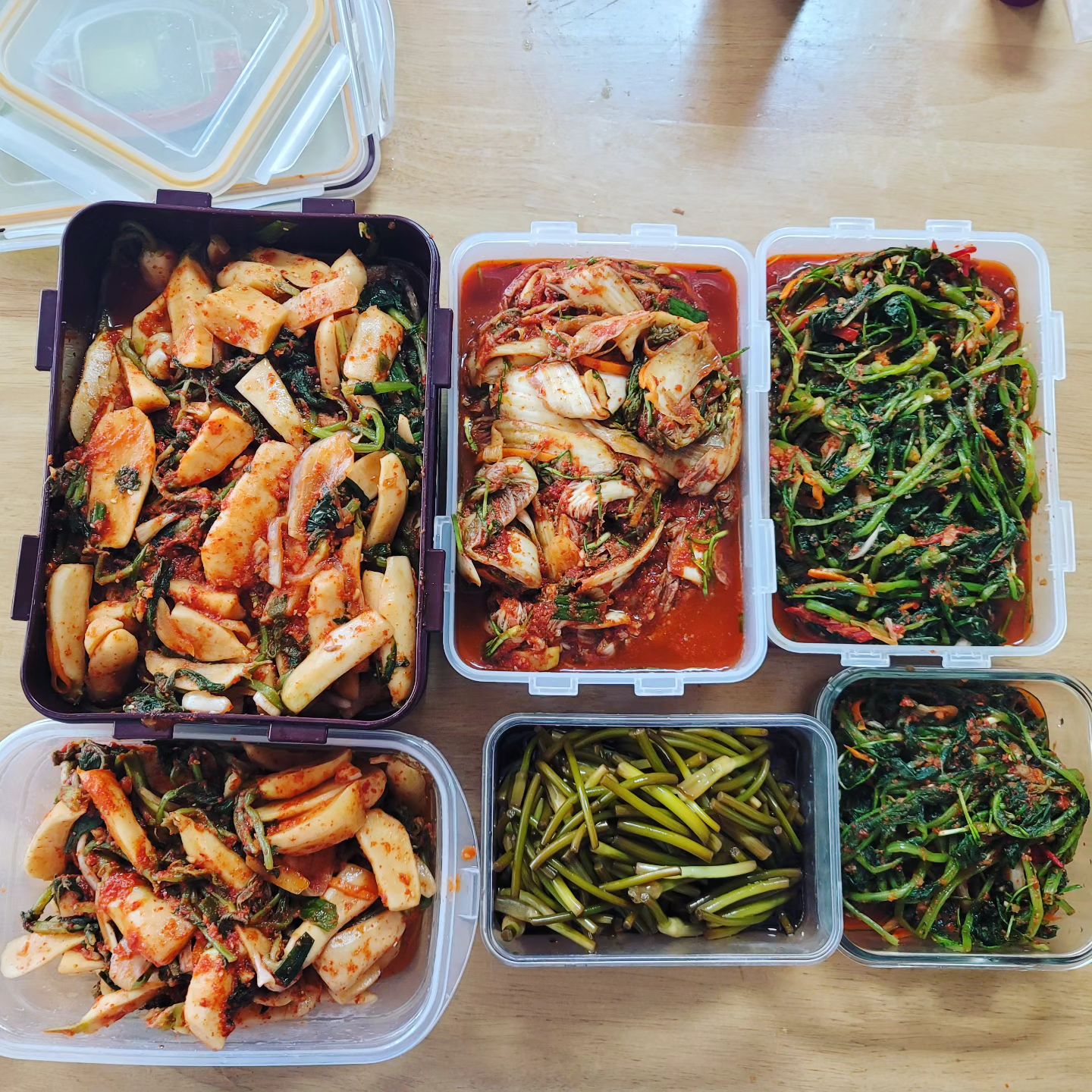 #엄마표반찬
역시 #엄마김치 
3주전 엄마집가서 챙겨온것들 다 먹고
이번엔 택배로 받은 반찬들~

분명 알타리김치
조금 담가보냈댔는데...
상추도 조금 따서 보냈댔는데...
쓰읍........