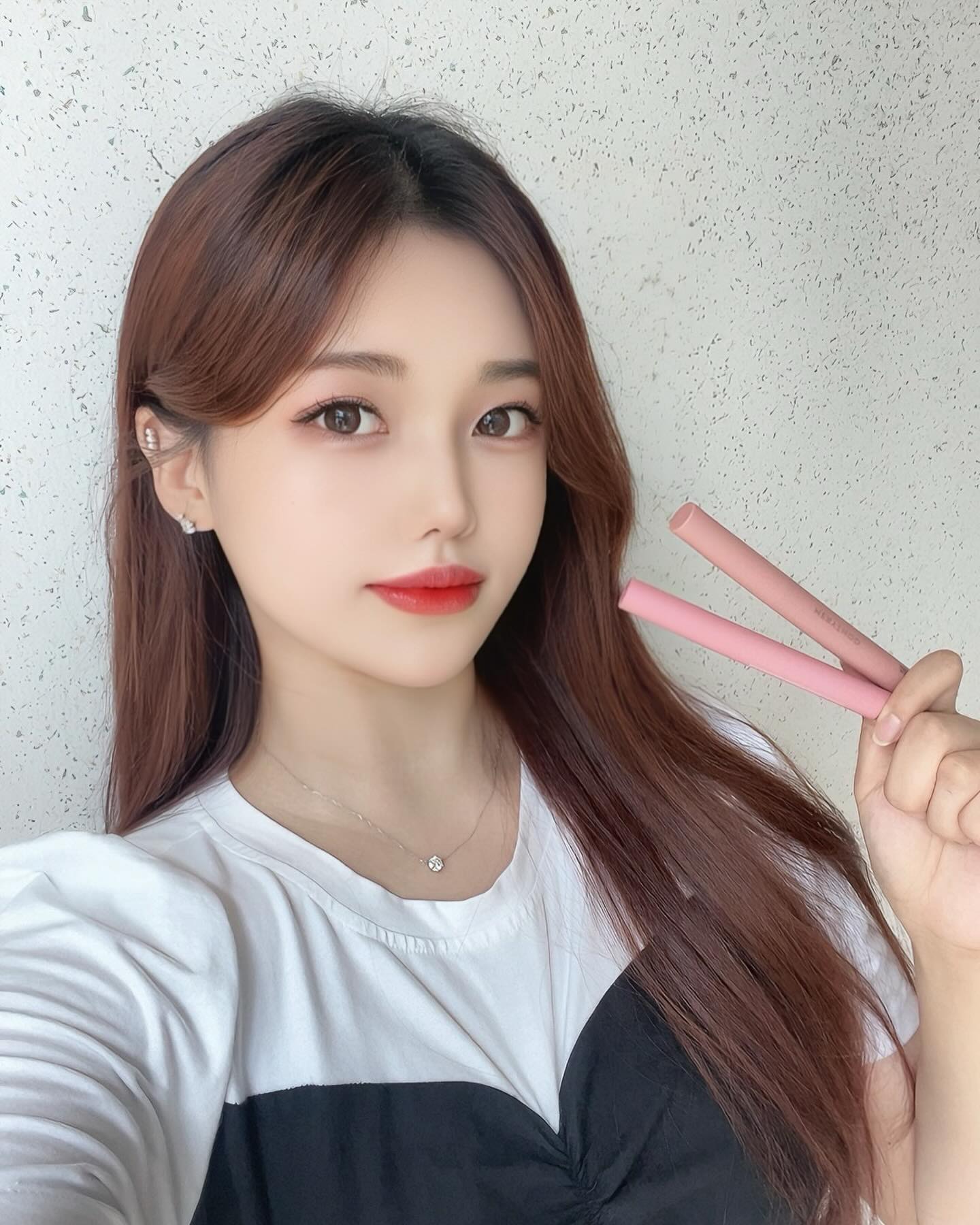 #협찬 

똥손도 편하게 메이크업 할 수 있는
투톤 컬러스틱 아이쉐도우❕❕

- 메리쏘드 투톤 섀도우 01 골든헤이즐 
- 메리쏘드 투톤 섀도우 02 로얄베이지 
- 메리쏘드 투톤 섀도우 03 모브페탈 
- 메리쏘드 투톤 섀도우 04 스탈릿코랄
- 메리쏘드 투톤 섀도우 06 러셋핑크 
- 메리쏘드 투톤 섀도우 07 모브라운

쉐도우 글리터 따로 바를 필요없이 
한번에 끝낼수있는 아이쉐도우👍🏻

소프트한 젤제형이라 자극없이 슥슥 
뒤 쪽 내장된 팁으로 슥슥 문지르면 끝🫢
심지어 물에서 문질러도 땀나서 눈을 비벼도 그대로...
물놀이해도 수정화장 필요없을정도로 강력피싱💦

파우치를 가볍게 만들어줄 잇템으로 추천해요🫢🫢🫢

#메리쏘드 #메리쏘드투톤섀도우 #투톤섀도우 #아이메이크업 #데일리메이크업 #메이크업필수템 #쉬운메이크업 #뷰티템 #글리터섀도우 #눈화장 #뷰티템추천 #아이섀도우 #메이크업팁 #글램메이크업 #메이크업초보 #뷰티추천
