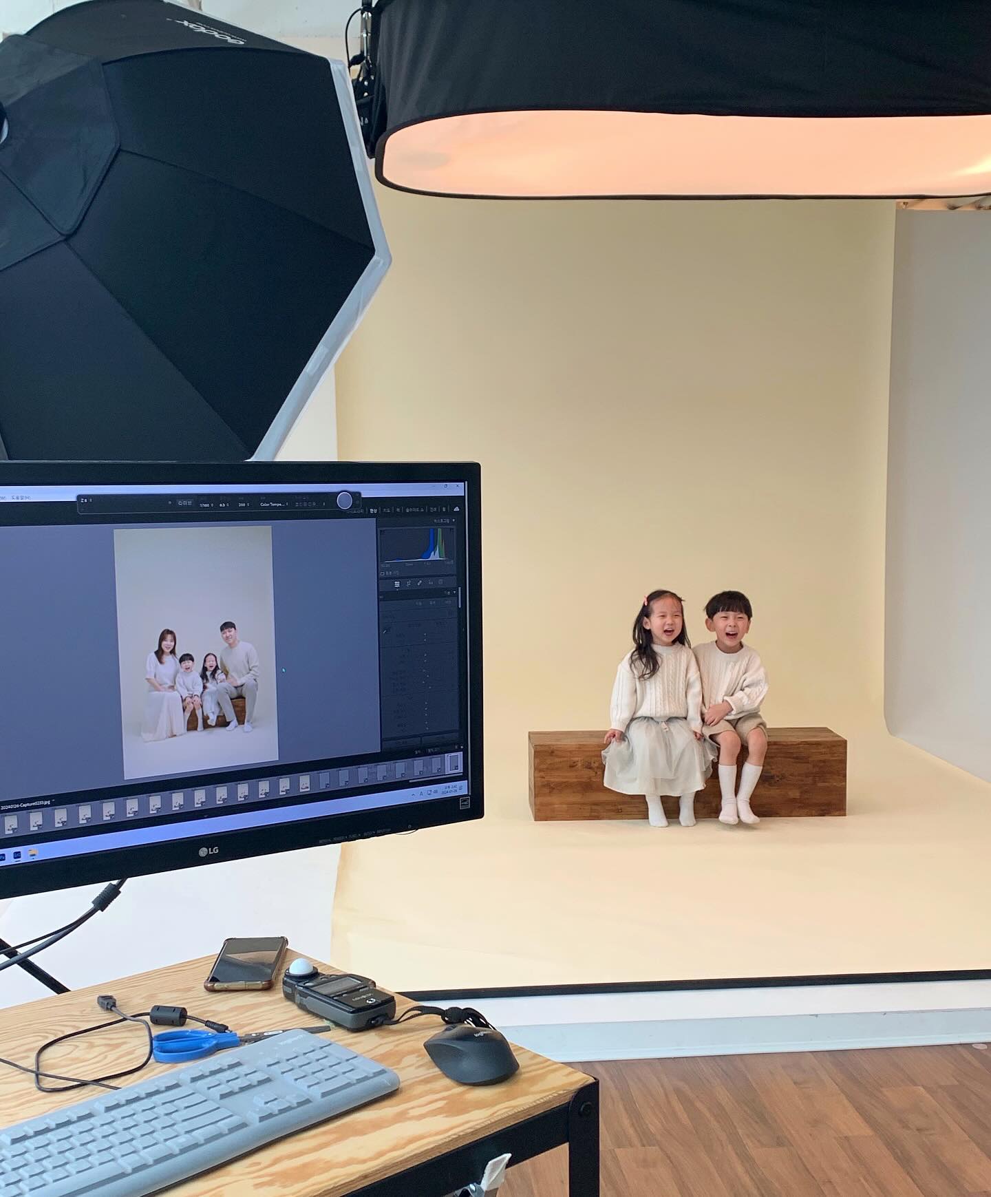 이제 6살 5살 되었다고 가족사진찍는데 땀 안빼고^^^^^^^
많이 수월해진 남매 기린달
🤍🧡🤍🧡
너희둘은 평생 짝꿍이고 세트야,내 아가들