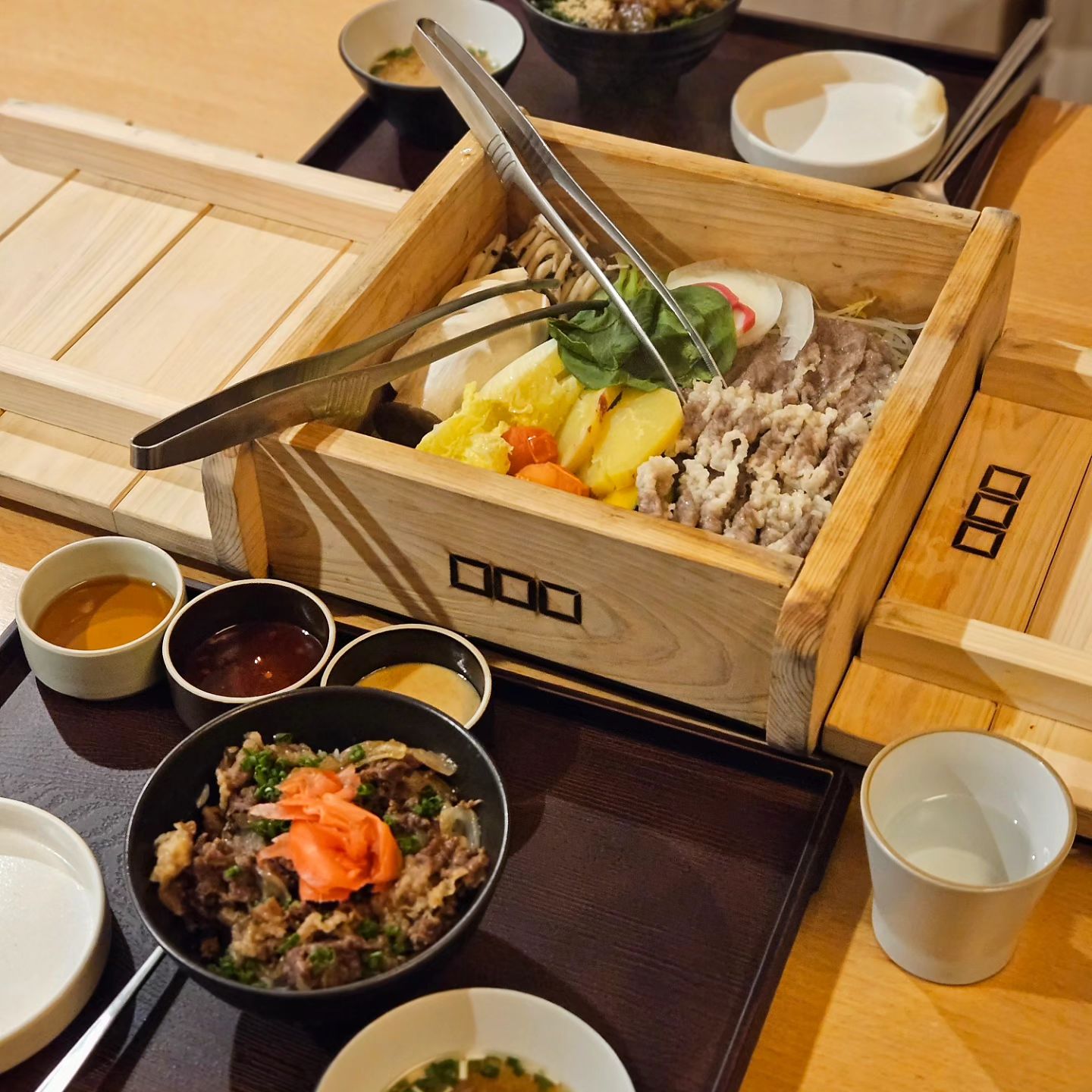#세이로무시 #머무를정 #야탑맛집 #편백찜

주말마다 풀부킹이여서
평일에 드디어 방문!

한옥풍 인테리어 취저
편백찜은 말해뭐해~

김부각에 참치뱃살, 크림치즈 조합
먹기는 좀 불편해도
녹는다녹아🩷