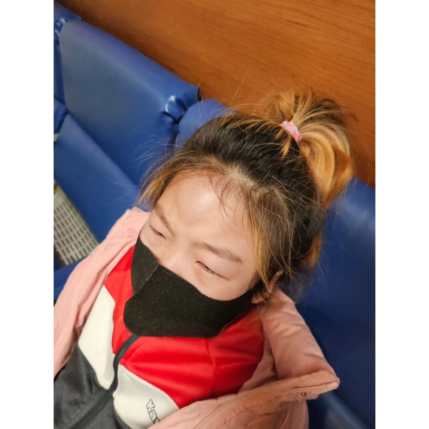 할아버지랑 키카갔다가 일찍와서 놀랬는데
병원가자는 아버님말에 깜짝놀랐는데
예린이 이마에 계란이 척!올라가있는거보고 얼마나 당황했는지..
혼자놀다 미끄러져서 박았다는데 얼마나 아팟을꼬..
병원가서 ct찍고 엑스레이찍고 아무이상없다는말듣고 
이마에난 계란만한혹이 메추리알만해지고 하는게 얼마나 웃기던지 ㅋㅋ
제발 얌전히좀놀자!!!
.
.
.
.
.
.
.
#61개월아기 #아들같은딸 #섬머슴아 #엄마뱃속에 #고추 #떼놓고온게 #분명해 #제발 #얌전히좀놀자 #육아 #일상 #소통 #좋아요